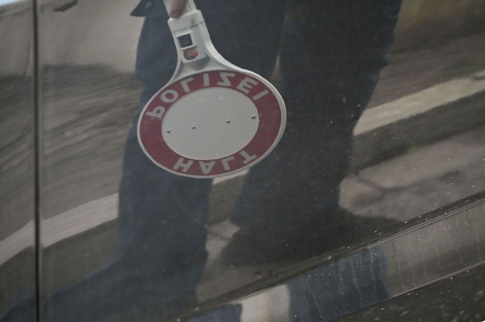 Die Polizei stoppte vier bewaffnete Männer bei der Einreise über die Rheinbrücke. (Archivbild)