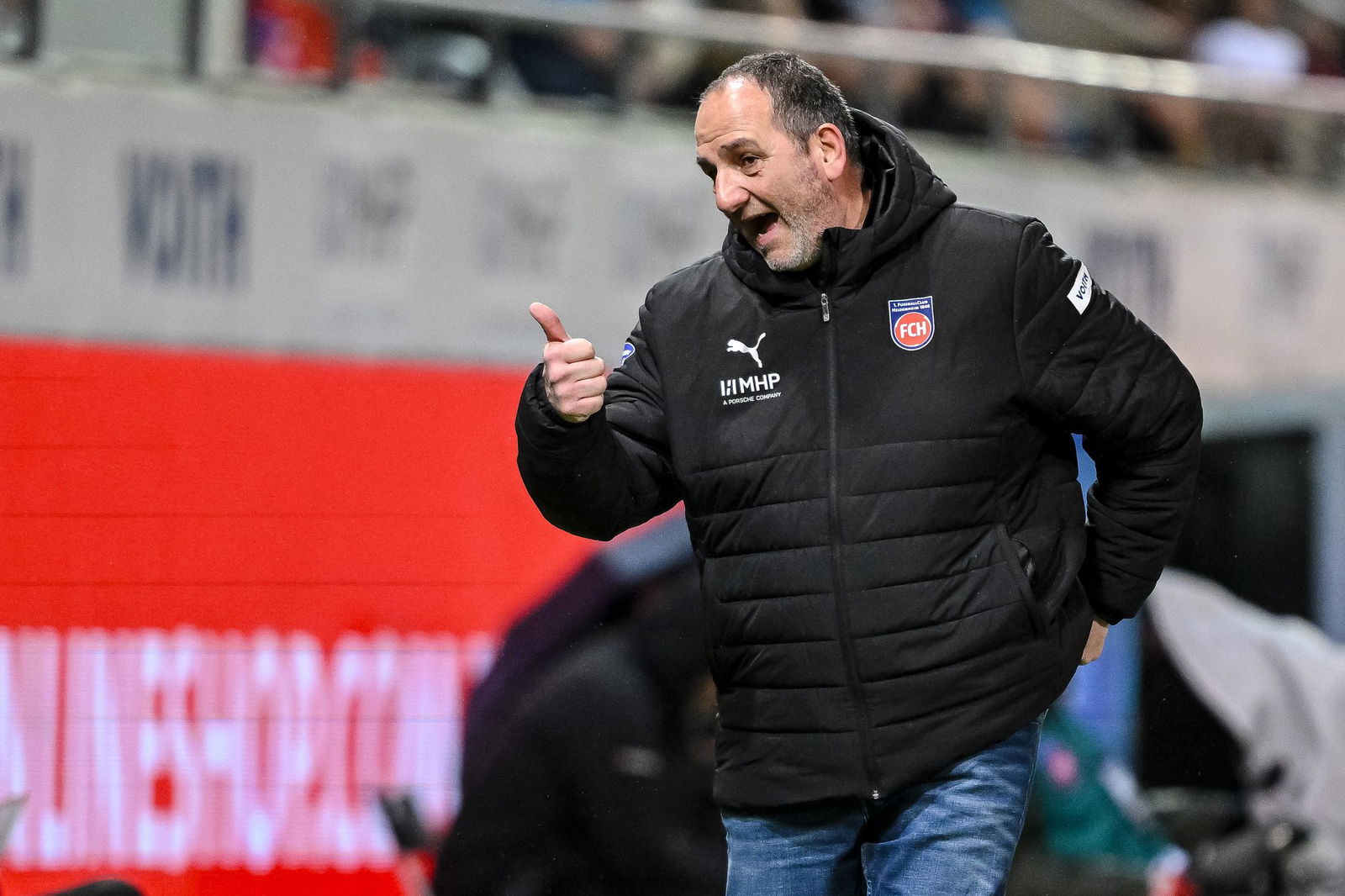 Heidenheims Dauer-Trainer Frank Schmidt ist ebenfalls unter Druck. (Archivbild)