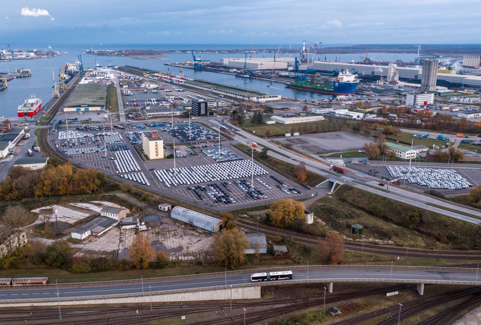 Über den Rostocker Hafen soll Wasserstoff in Form von Ammoniak nach Deutschland gelangen. (Archivbild)