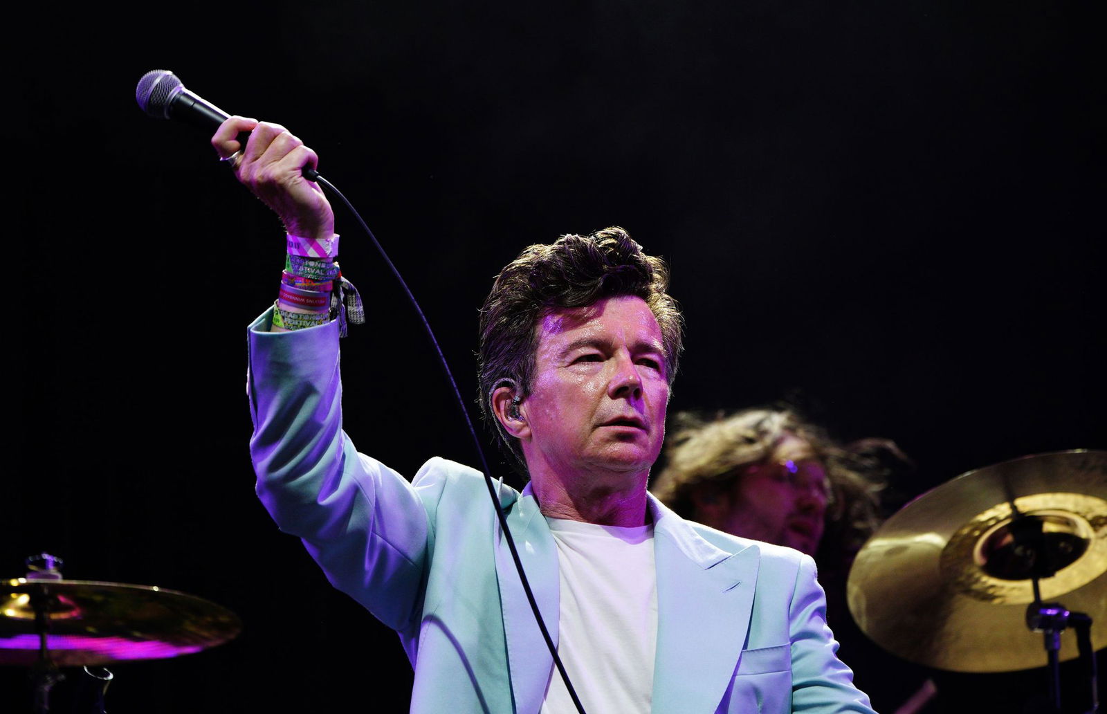 Mit der Band Blossoms trat Rick Astley beim Glastonbury Festival auf. (Archivbild)