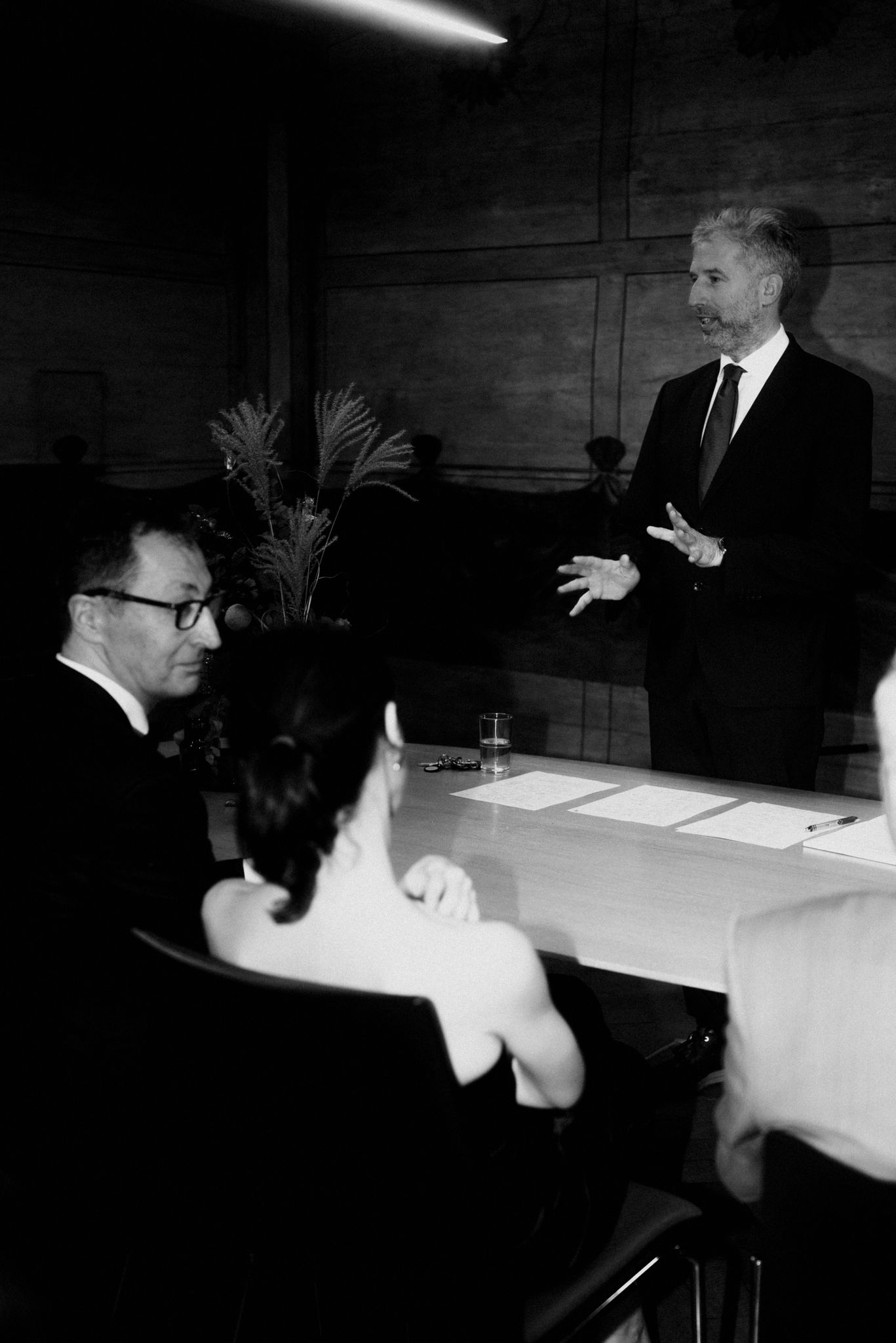 OB und Standesbeamter Palmer hält die nächtliche Traurede für das Brautpaar. 