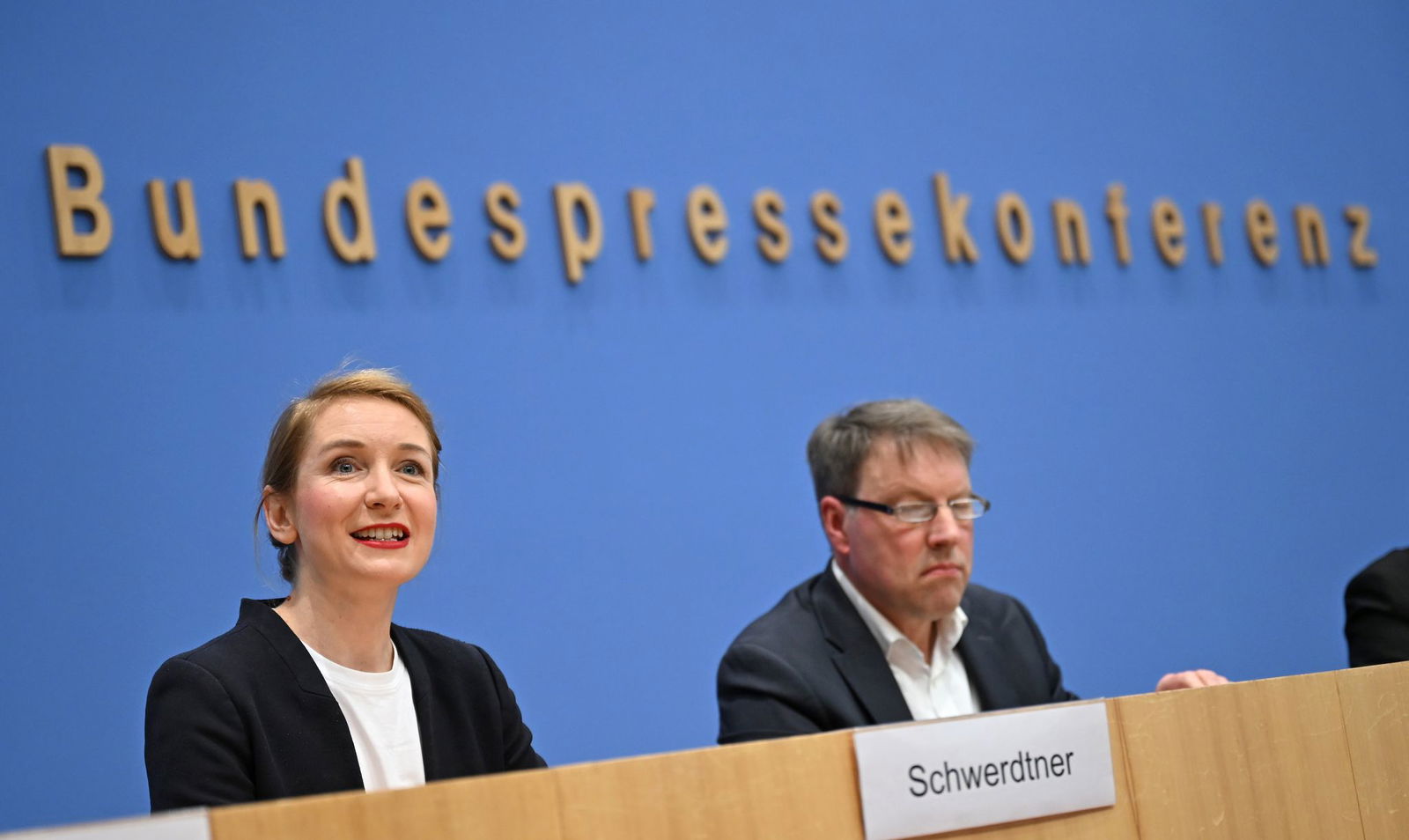 Das DIW hat mögliche Steuereinnahmen im Auftrag der Linken berechnet - die Ergebnisse stellten Parteichefin Ines Schwerdtner und Forscher Stefan Bach vor. 