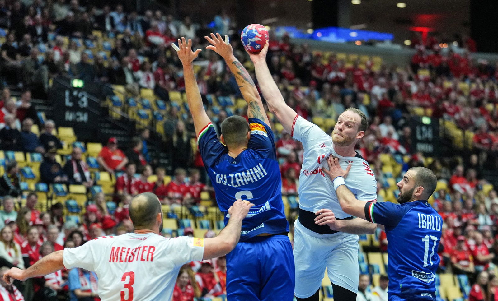 Der Schweizer Nationalspieler Lenny Rubin (2.v.r) Anfang 2025 im WM-Spiel der Eidgenossen gegen Italien.