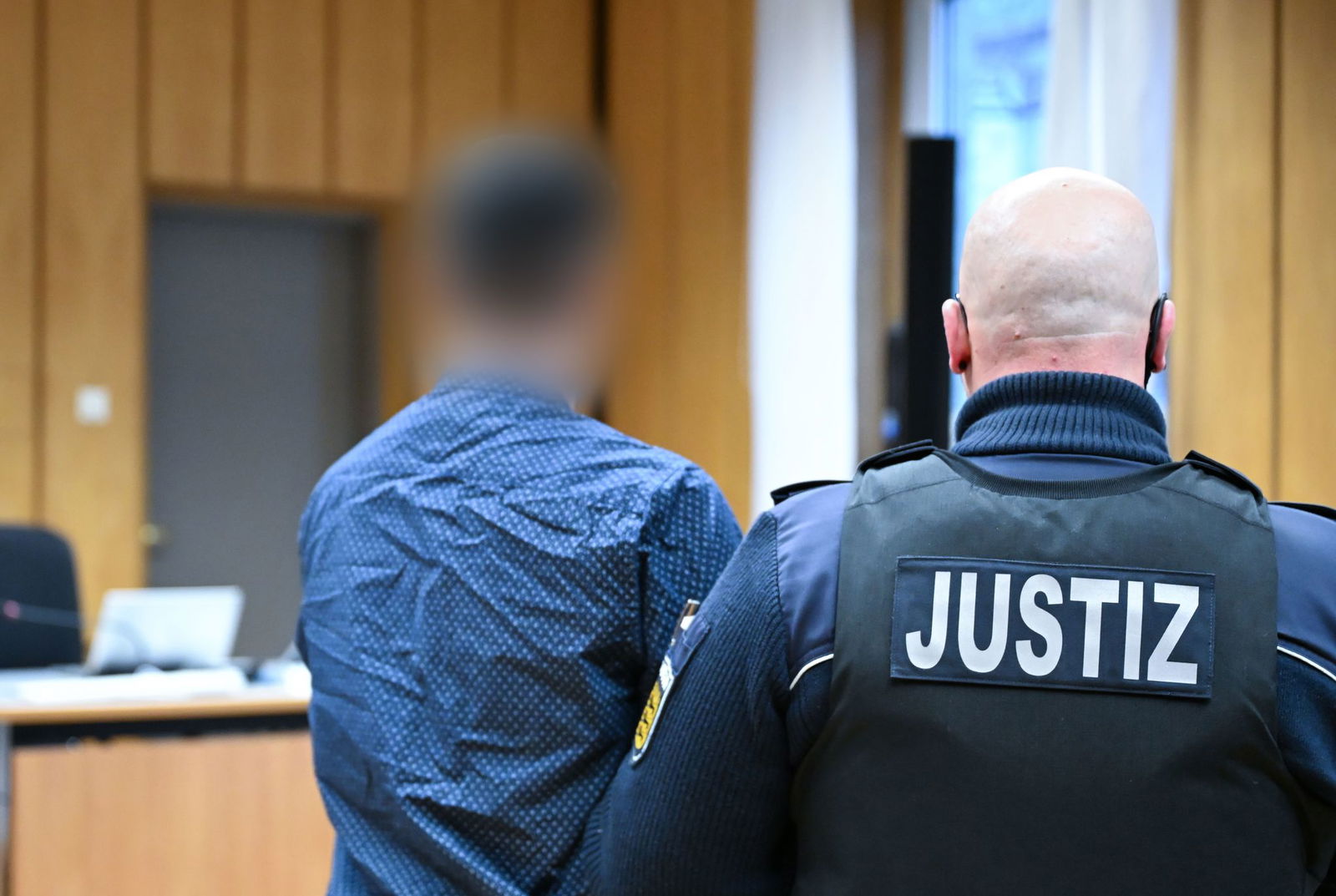 Ein 31-Jähriger soll vor allem in Baden-Württemberg und Nordrhein-Westfalen theoretische Führerscheinprüfungen für Fahrschüler absolviert haben und dafür 12.000 Euro erhalten haben. 