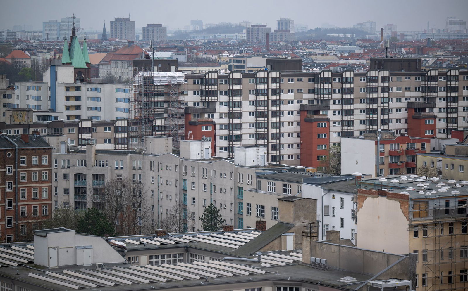 Wohnen in begehrten Gegenden kann ins Geld gehen. Zumindest heftige Preissprünge soll die Mietpreisbremse verhindern. (Archivbild)