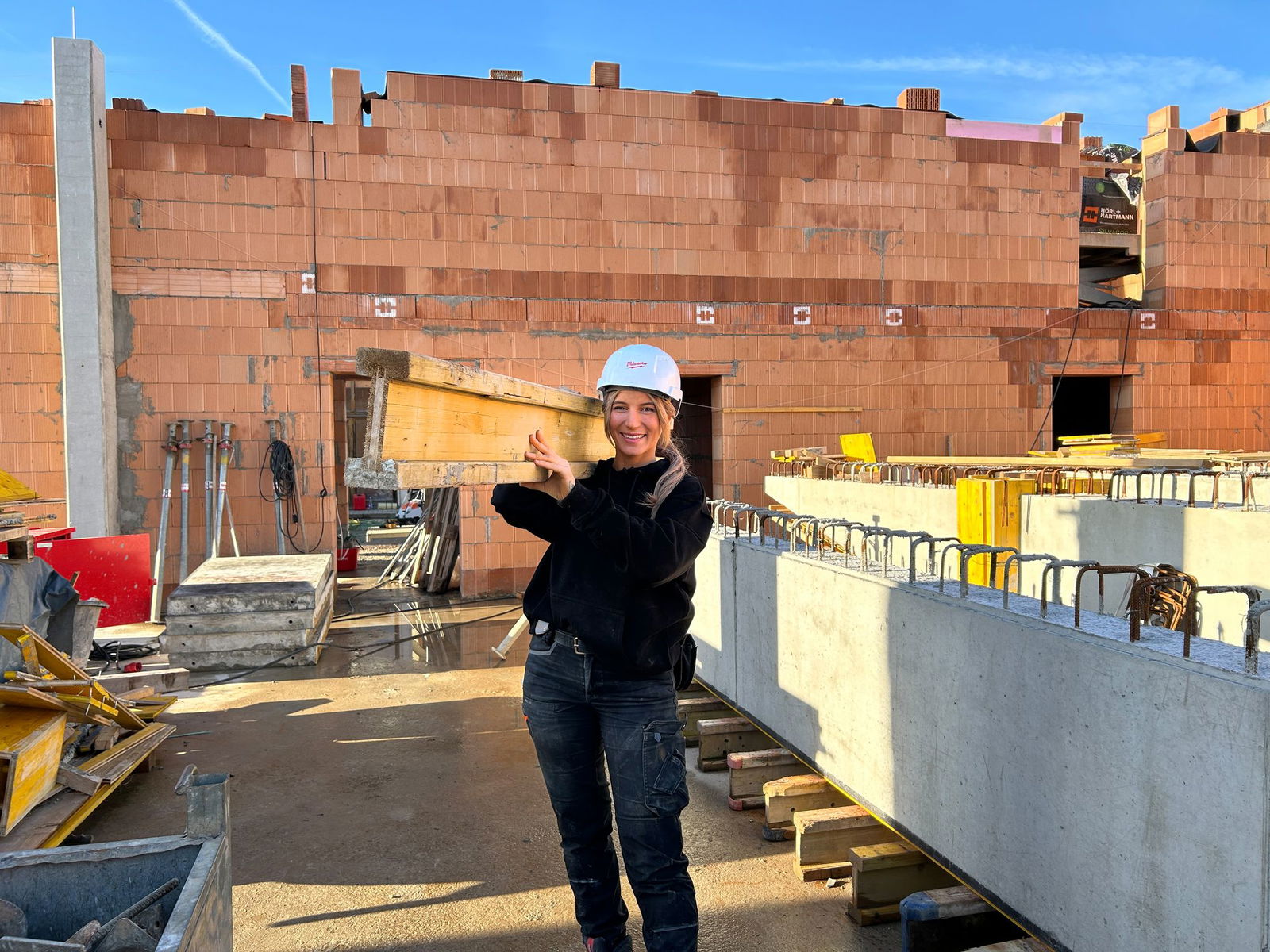 Handwerks-Influencerin Tschulique folgen Millionen - in der Schule sei sie aber gemobbt worden, sagte sie dem SWR. (Handout)