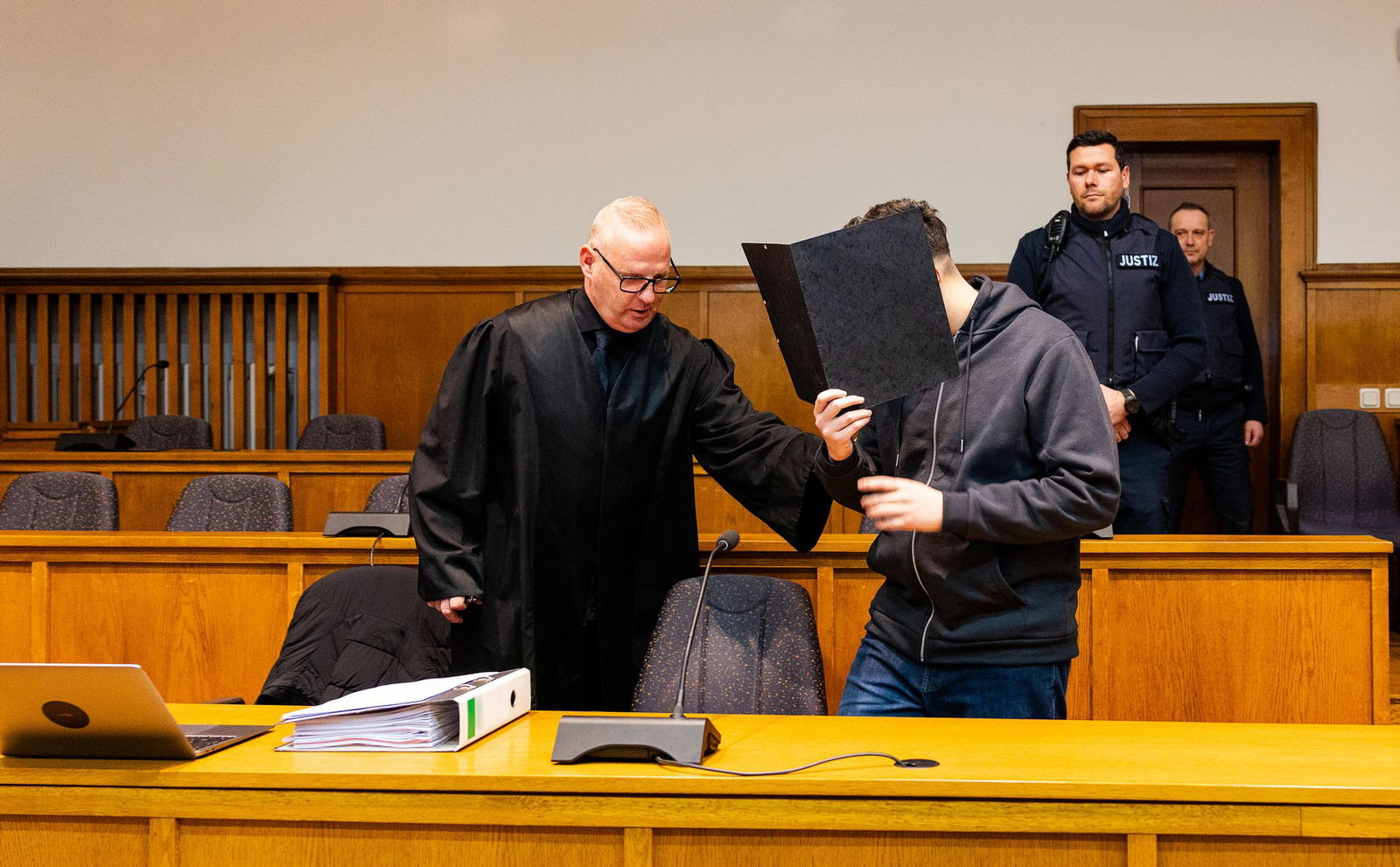 Der Prozess hat mit der Anklage und der Einlassung des Angeklagten begonnen.