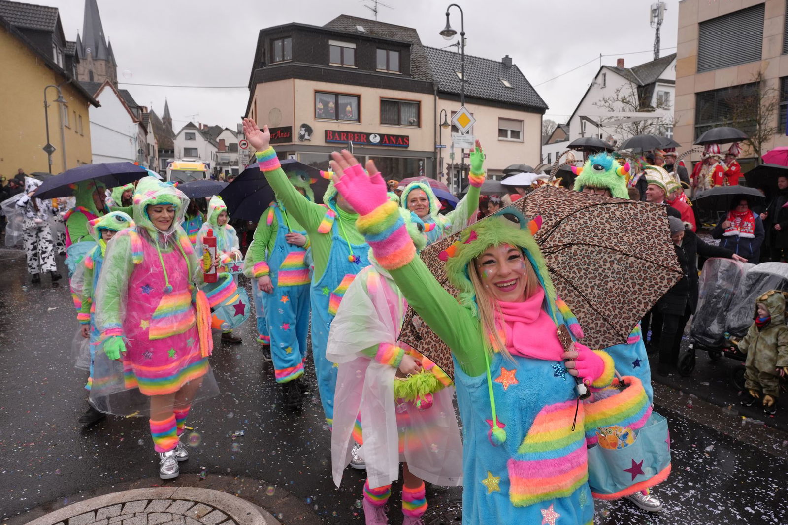 Zum traditionellen Möhnen-Umzug in Mülheim-Kärlich geht's um 14.11 Uhr los. 