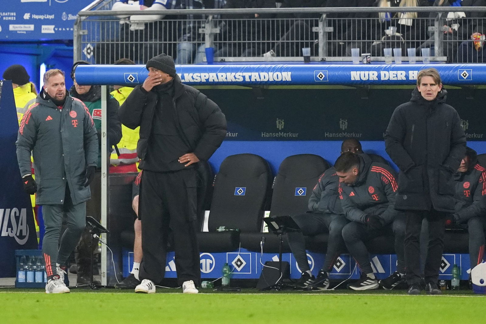 Hatte viel zu kritisieren: Münchens Trainer Vincent Kompany (2.v.l)