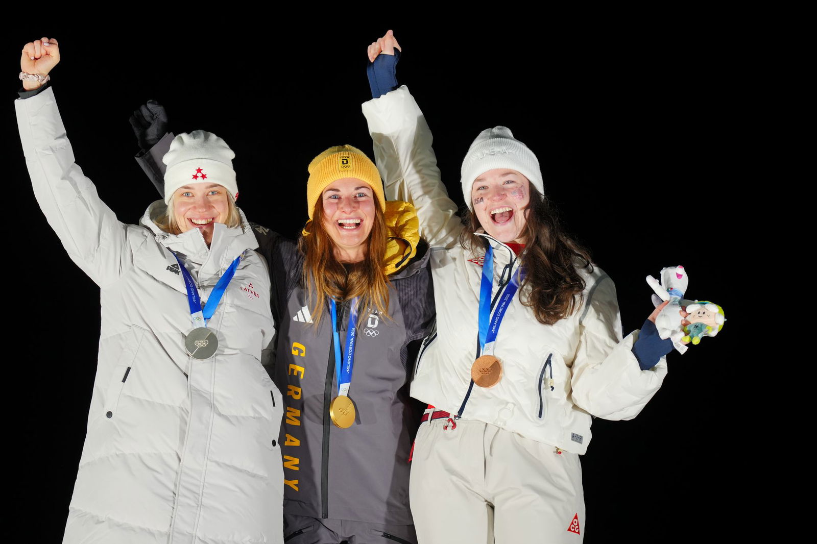 Rodel-Silber hinter Taubitz ging an Elina Bota aus Lettland (l), Bronze an Ashley Farquharson aus den USA.
