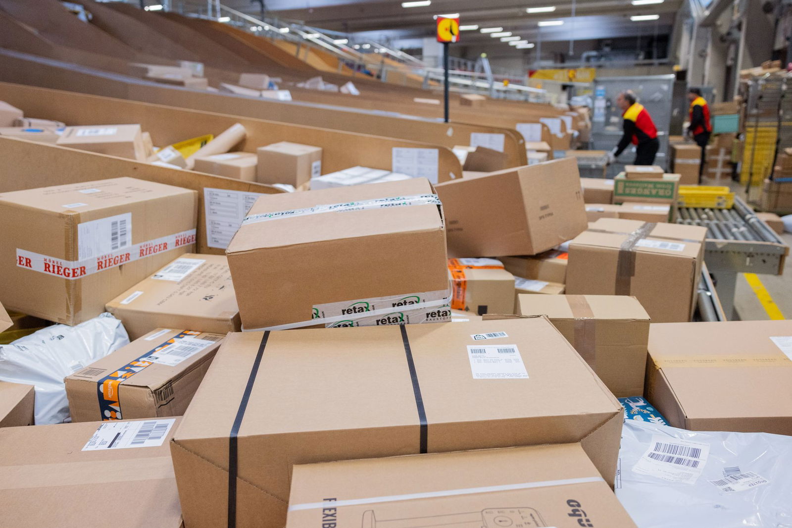 Die Beschuldigten wollten laut Bundesanwaltschaft Pakete mit Brandsätzen verschicken. (Symbolbild)