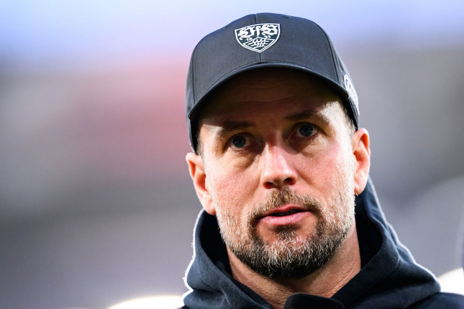 VfB-Coach Sebastian Hoeneß musste das blitzschnelle 0:1 in der ersten Spielminute mitansehen.