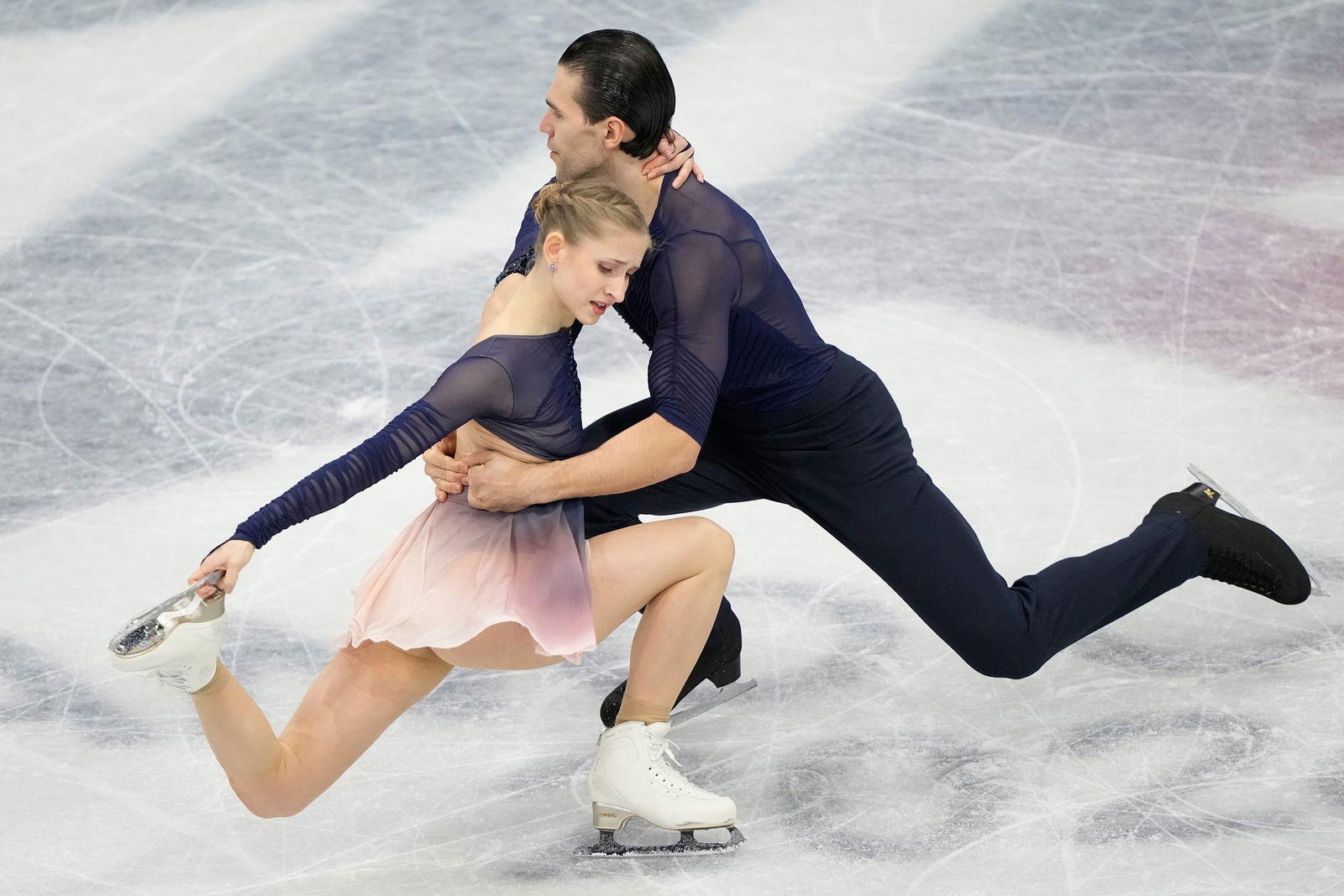 Minerva Hase (l) und Nikita Volodin fielen in der Kür vom ersten auf den dritten Platz zurück.
