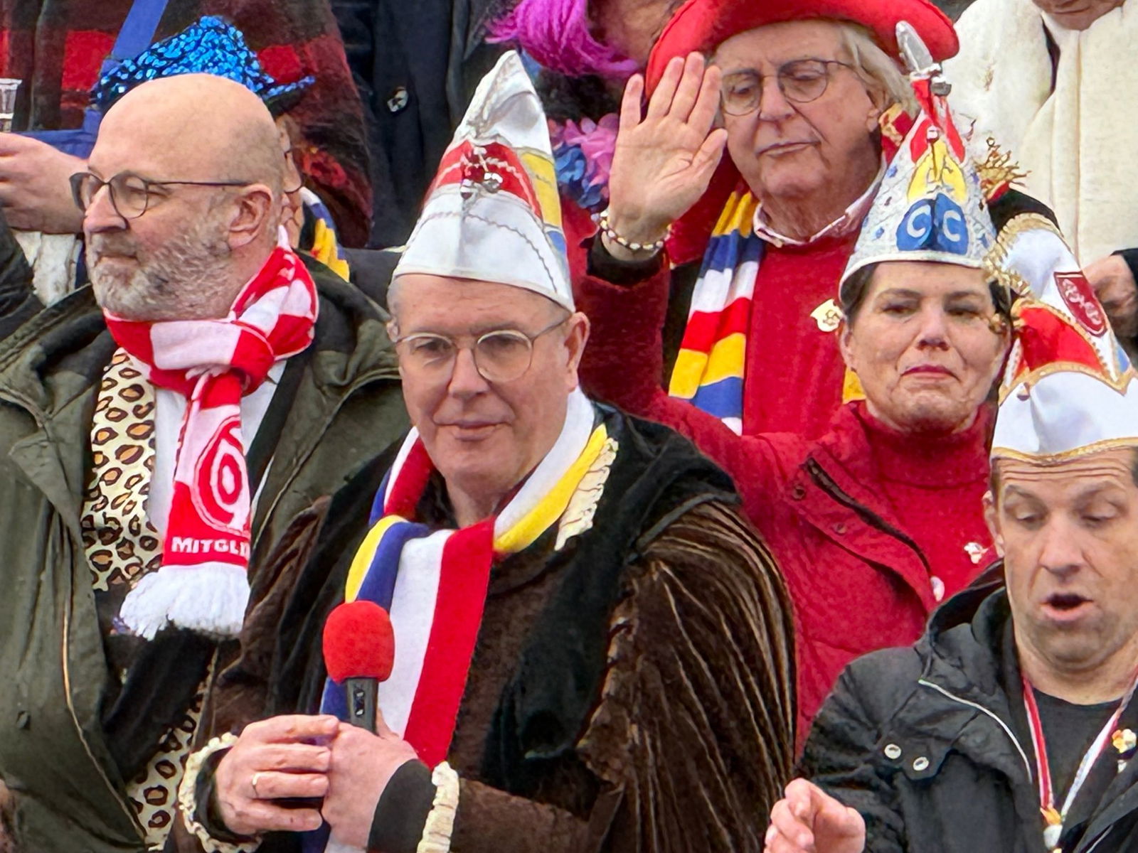 Ministerpräsident Alexander Schweitzer (SPD) schunkelt auf der Ehrentribüne mit. 
