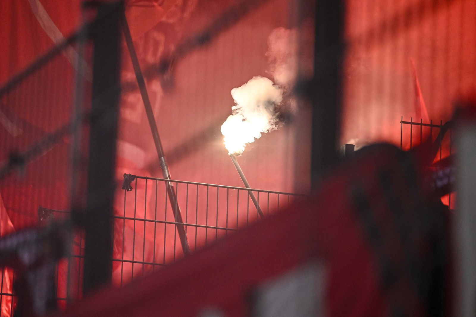 Der DFB bestraft den FC Bayern für Fehlverhalten Münchner Anhänger. (Archivbild)