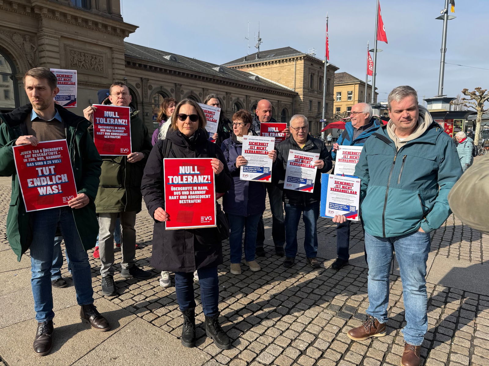 EVG-Vertreter, darunter Lars Kreer als Geschäftsstellenleiter in Mainz, zeigten vor dem Mainzer Hauptbahnhof Präsenz. 
