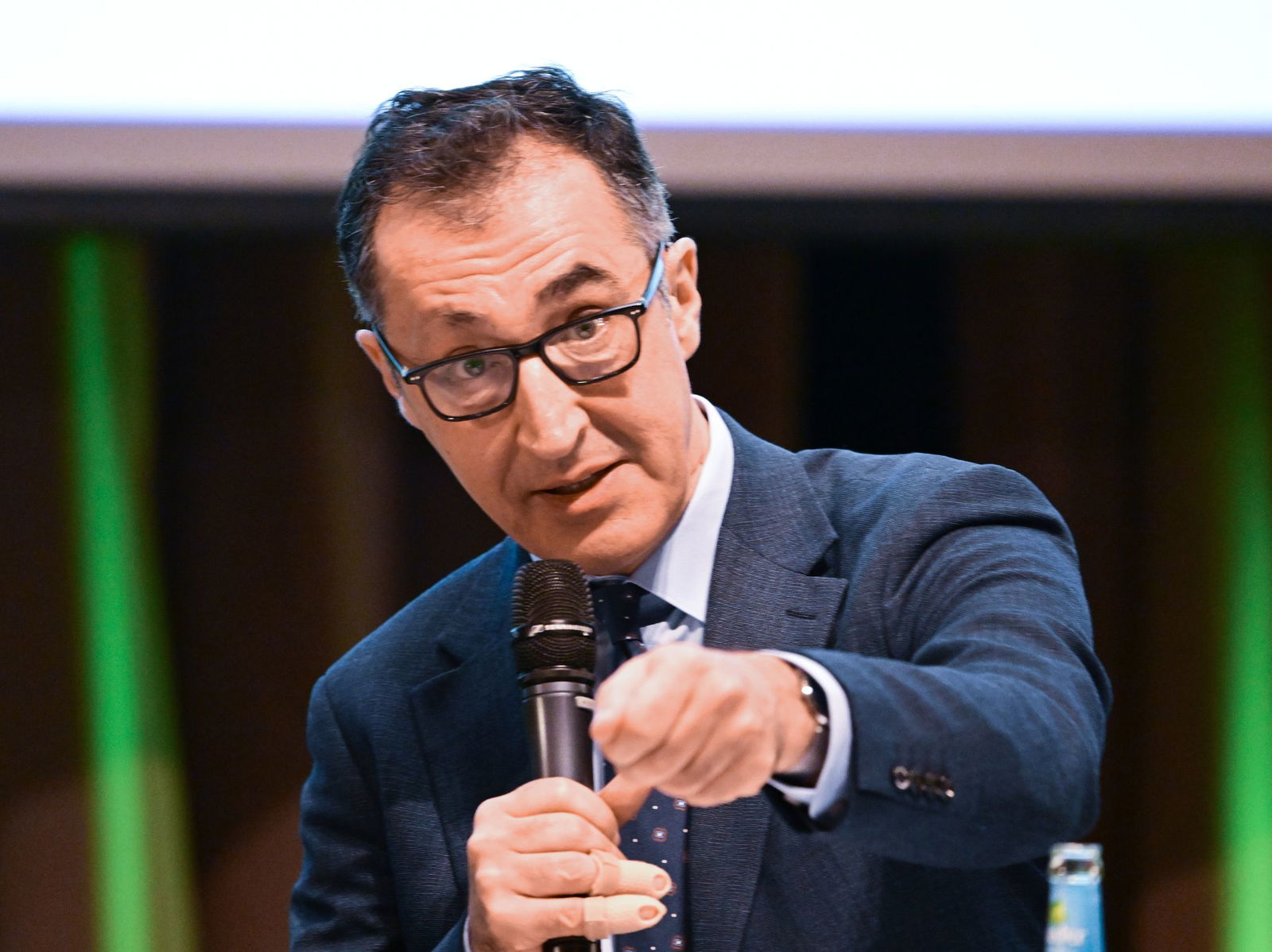 Vor einem Wahlkampfauftritt von Cem Özdemir wurde ein brennender Gegenstand entdeckt. Wie gefährlich war der Vorfall? (Archivbild)