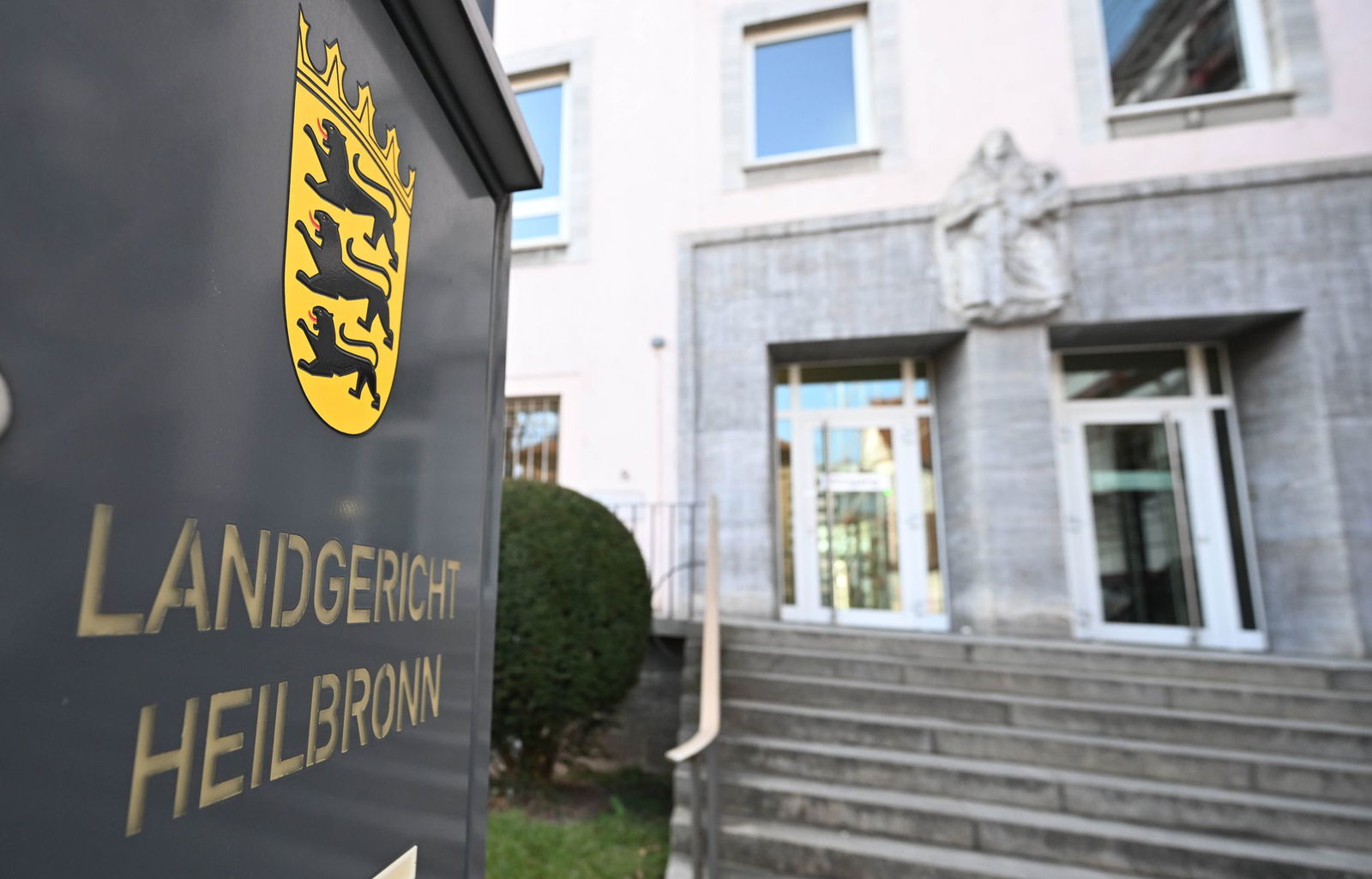 Bei dem Überfall soll ein Teil der Gruppe maskiert gewesen sein. (Archivbild) 