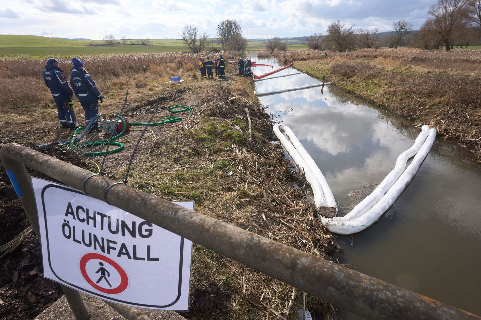 Bei dem Ölunfall waren viele Helferinnen und Helfer im Einsatz. (Archivbild)