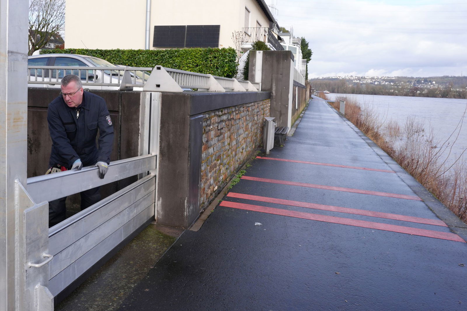 Die Hochwasserschutzmauer soll vor übertretendem Wasser schützen.