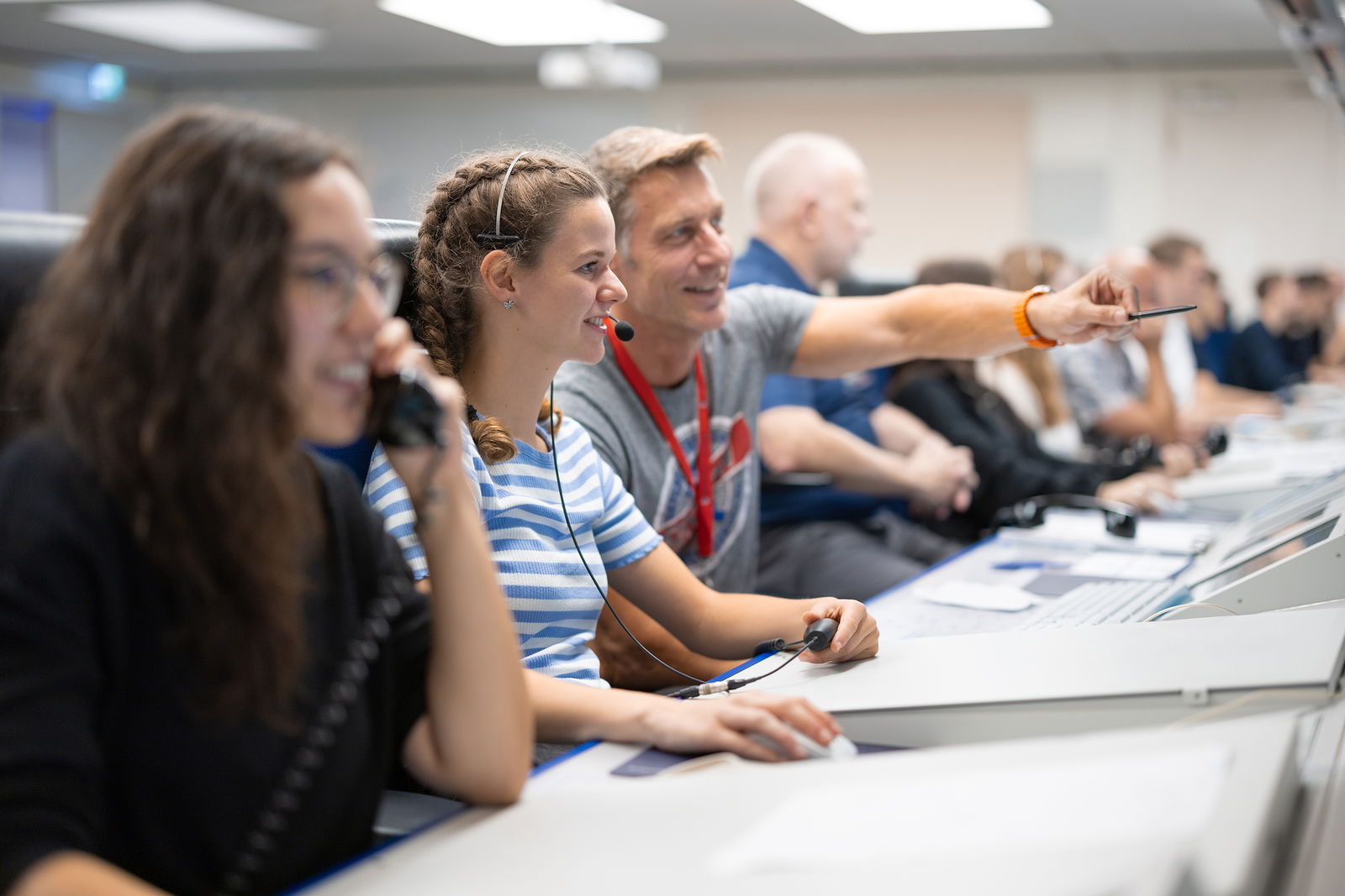 DFS_Fluglotsen lernen vor Bildschirm