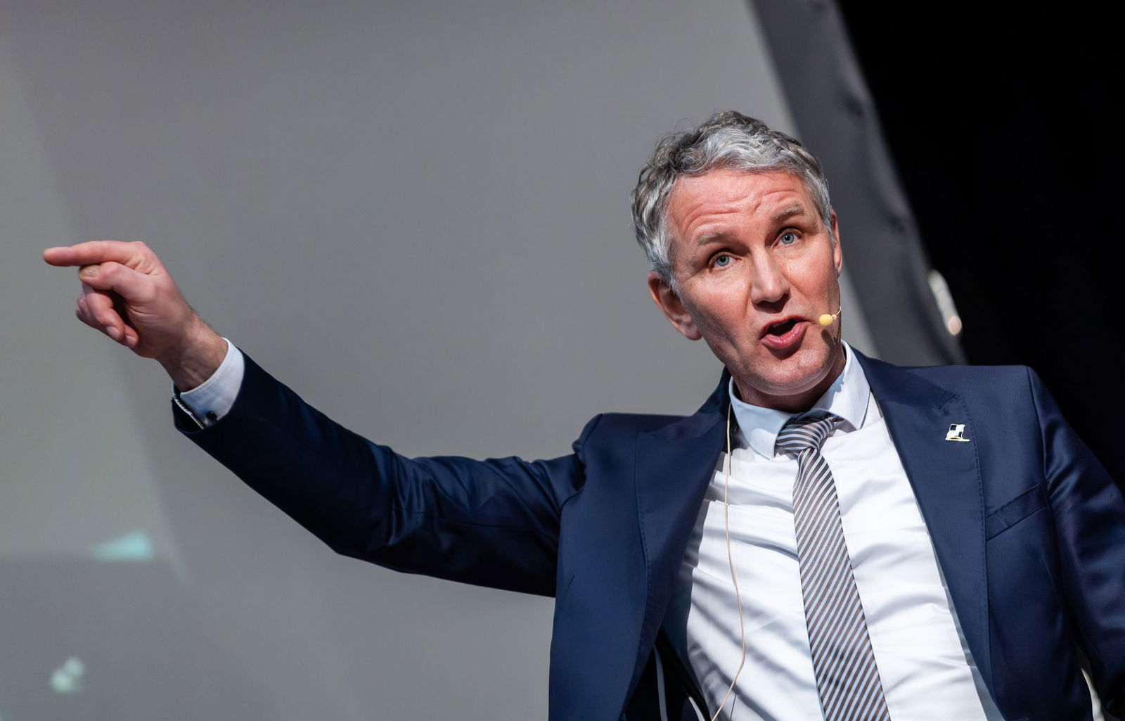 Der Thüringer AfD-Landeschef in der vollen Wittumhalle. 