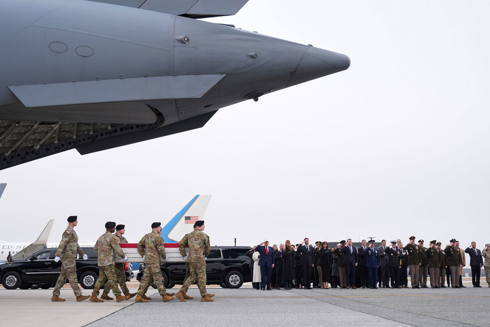 US-Präsident Trump erweist gefallenen US-Soldaten letzte Ehre. 