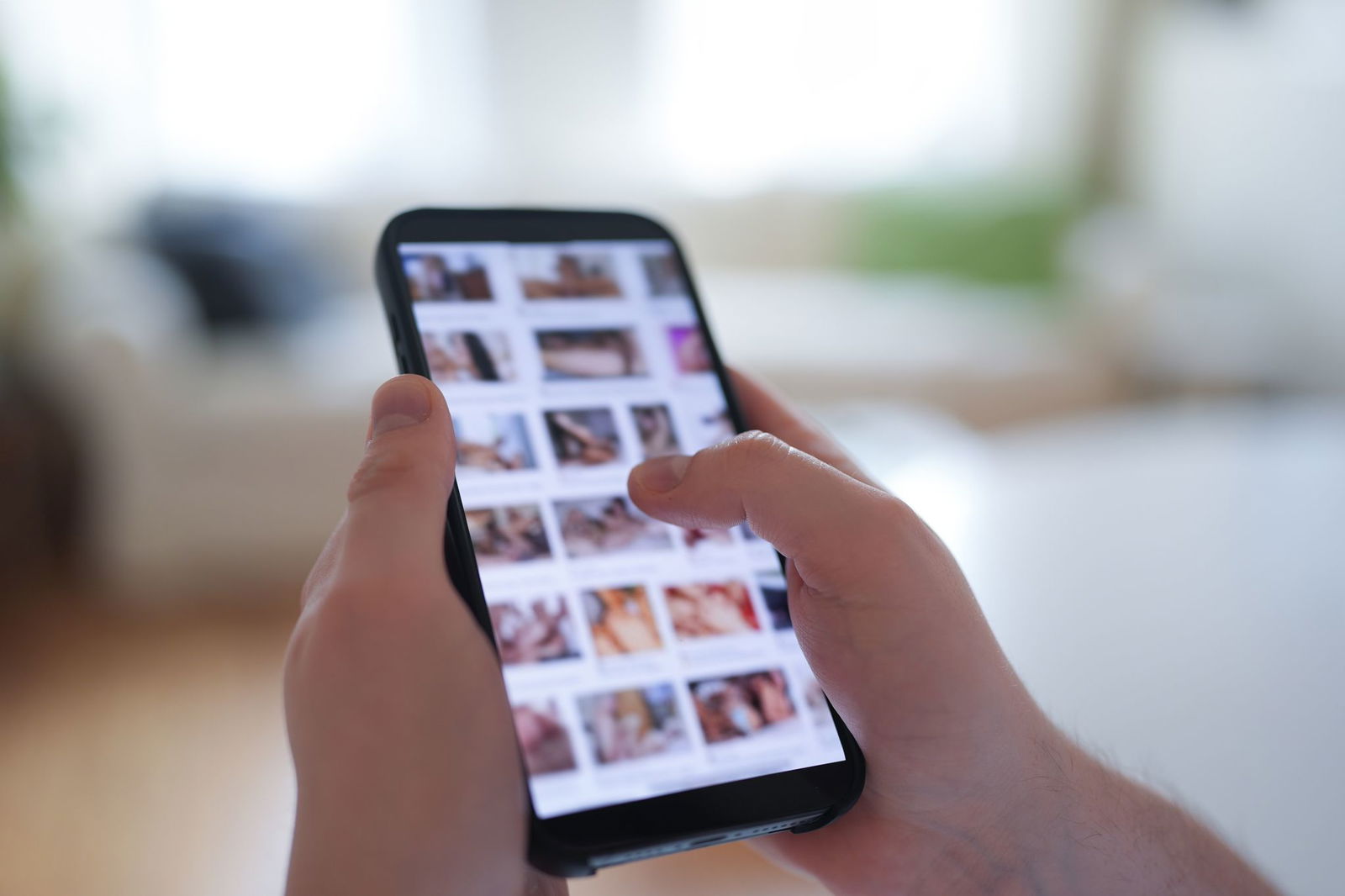 Bei sogenannten Deepfakes wird etwa mit Hilfe von KI ein prominentes Gesicht auf einen nackten Körper montiert. (Symbolbild)