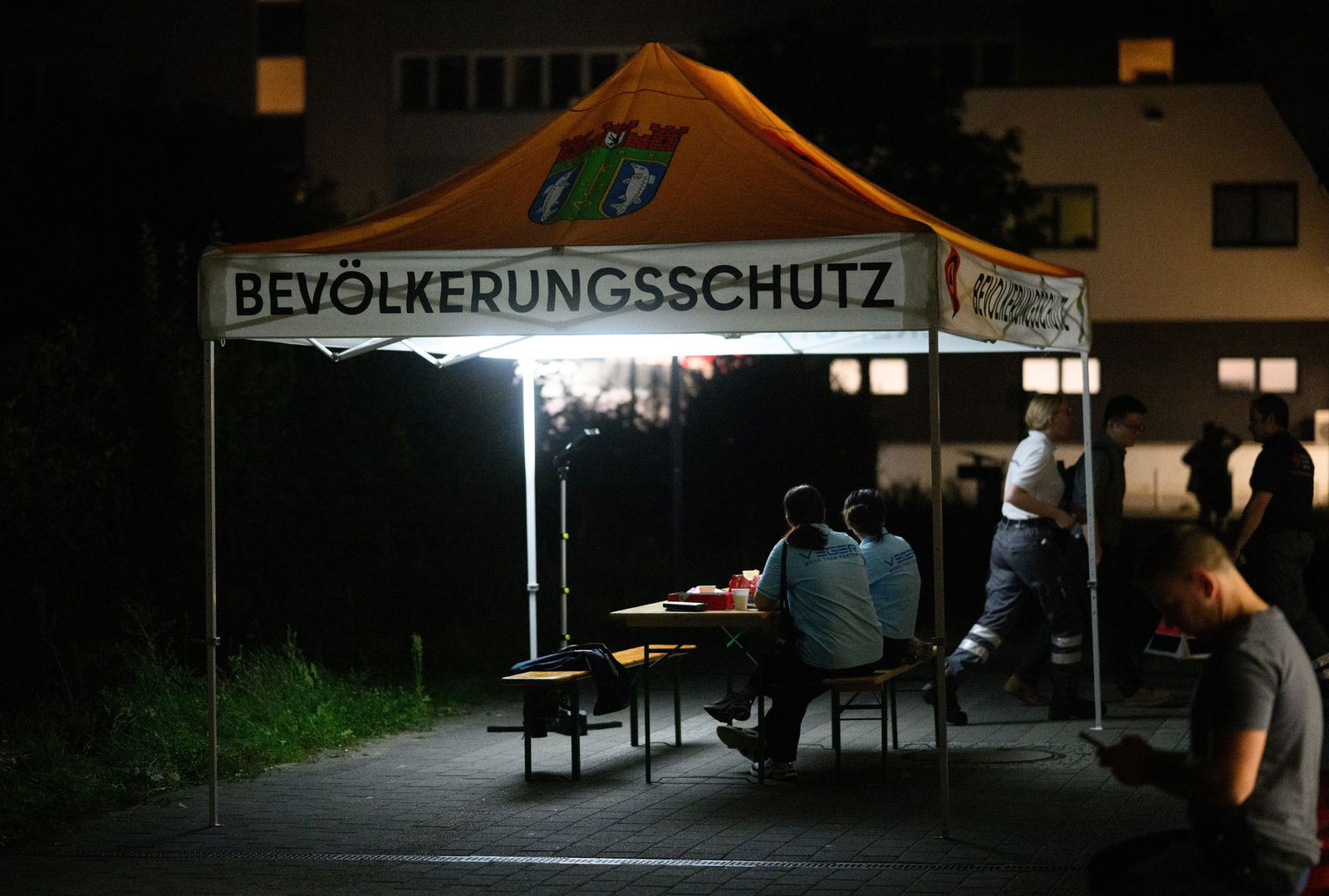 Ein halbes Jahr nach dem Anschlag auf Stromleitungen zum Techpark Adlershof durchsucht die Polizei in Berlin Räume. (Archivbild)