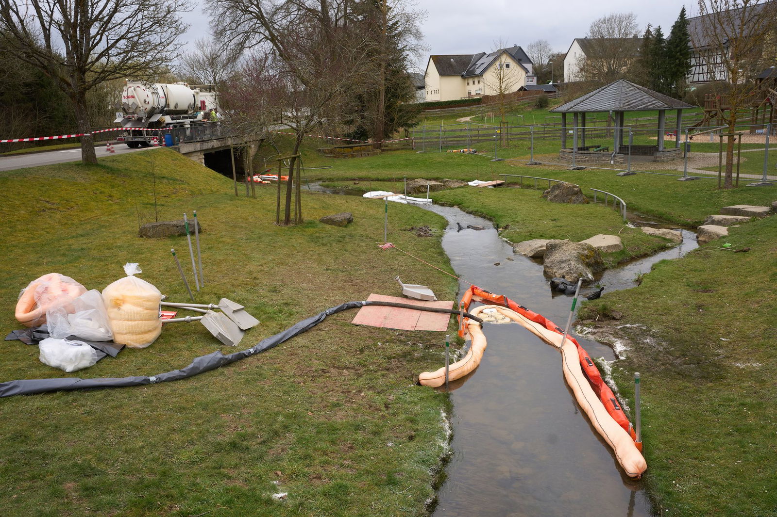 In diesen Bach ist ein Großteil des Kraftstoffs abgeflossen - die genaue Menge ist noch unklar. 