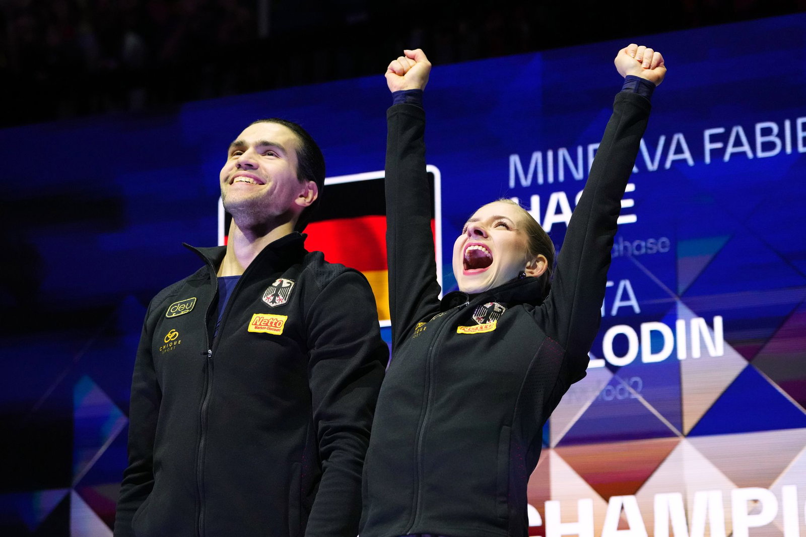 Minerva Hase (r) und Nikita Volodin jubelten ausgelassen über den WM-Titel.