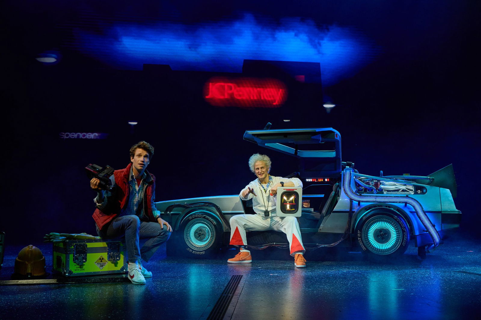 Marty McFly und Doc Brown brauchen mit ihrem Kultauto in der Zukunft keine Straßen.