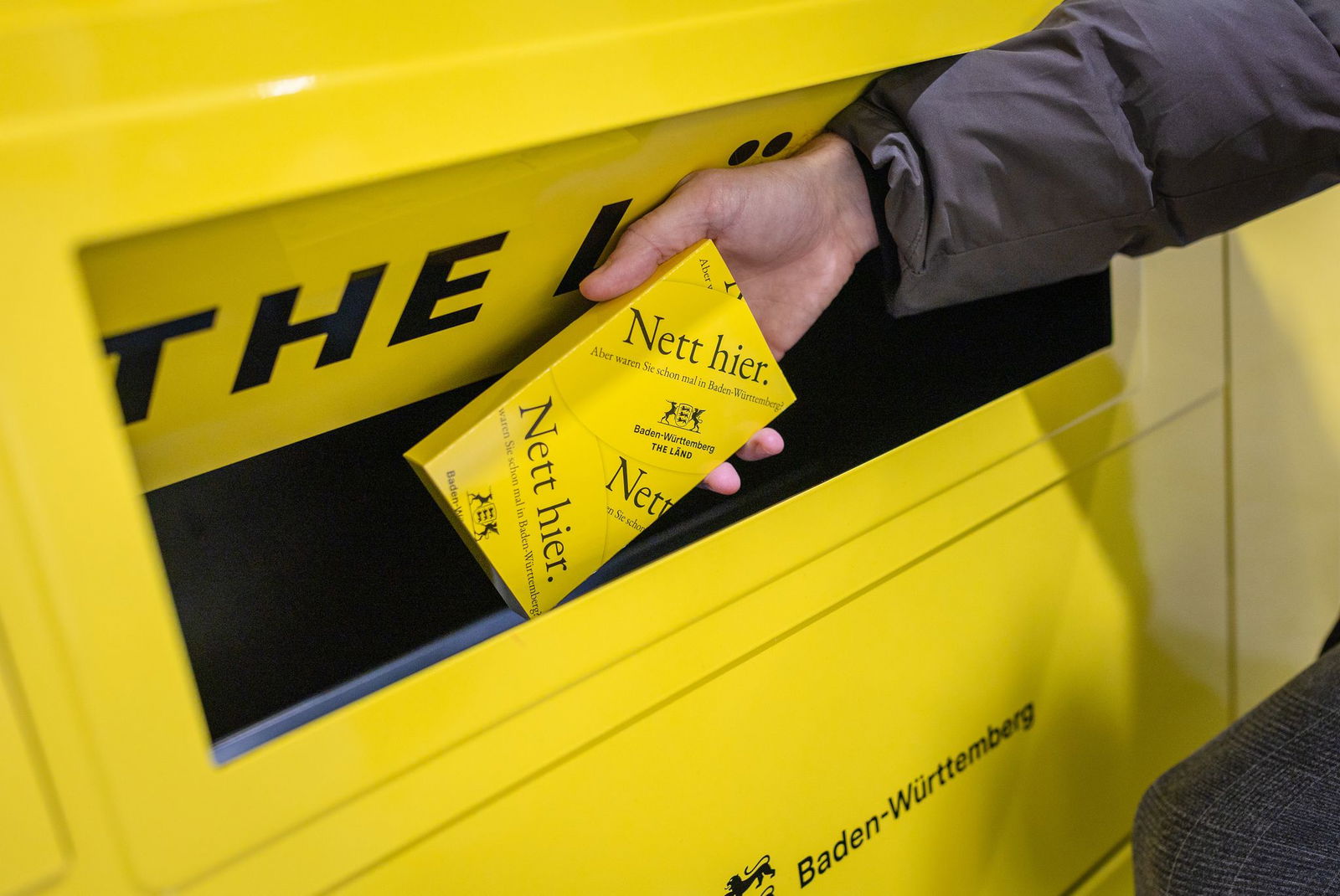 Eigentlich eher analog gedacht und auf Zügen verbreitet, fuhr der Slogan zunächst über die Gleise durchs Land, bevor er als Aufkleber viral in die Welt zog.