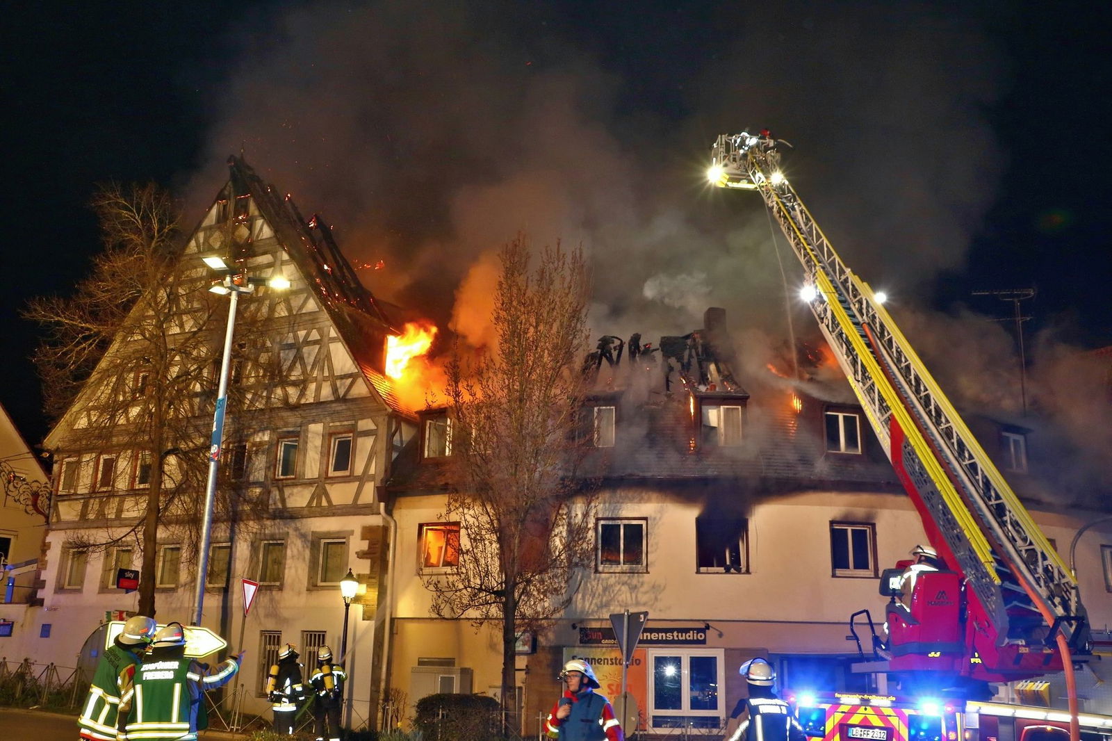 Die Flammen griffen auf das Dach eines jahrhundertealten Gebäudes über. 