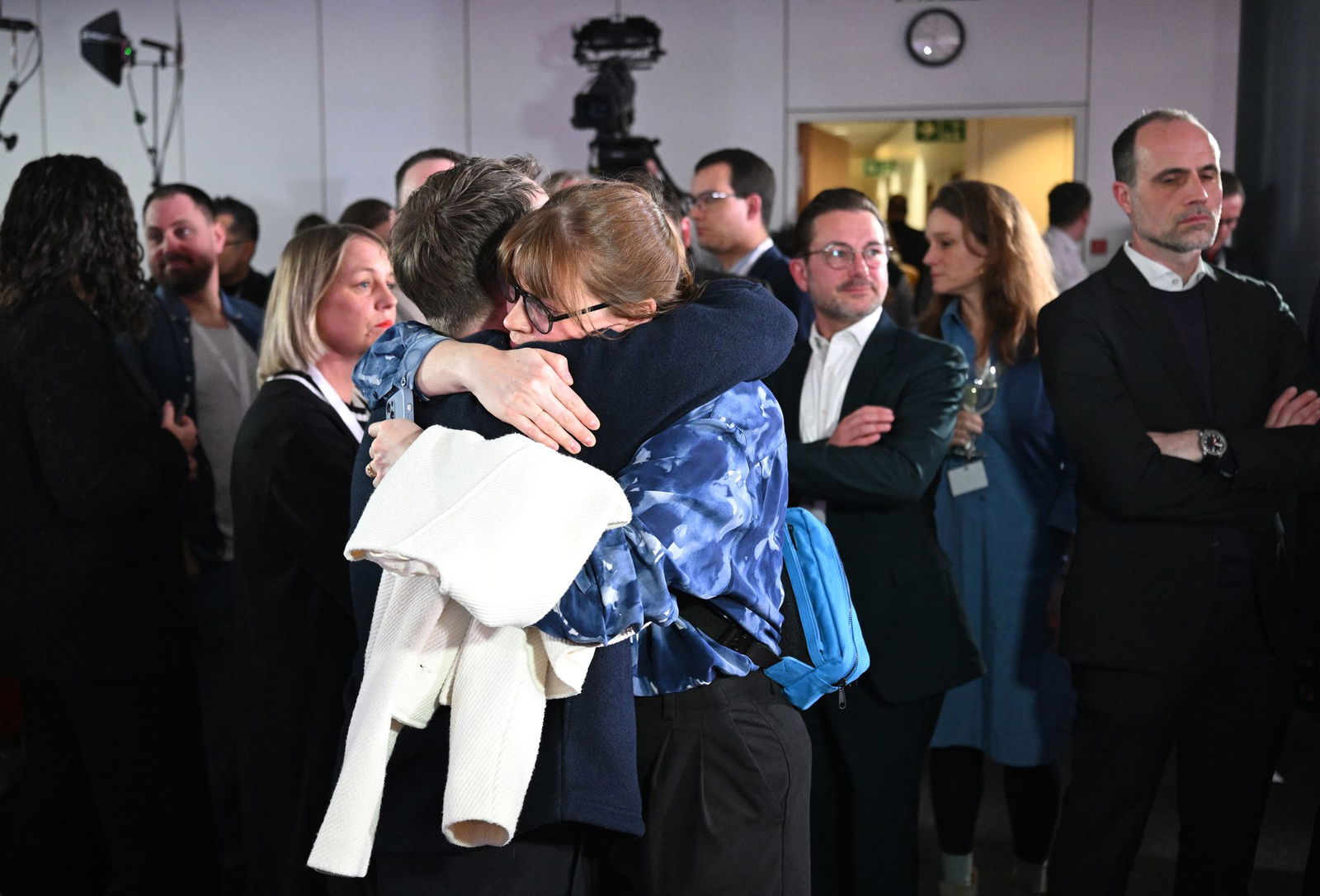 Anhänger der SPD reagieren bei der SPD-Wahlparty nach der Prognose zum Ergebnis der Landtagswahl in Rheinland-Pfalz enttäuscht. 