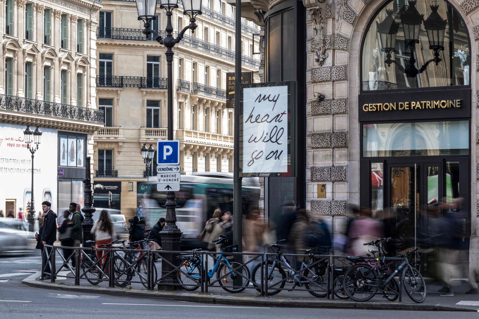 In Paris sind zahlreiche Poster mit Songtiteln von Céline Dion aufgetaucht. 