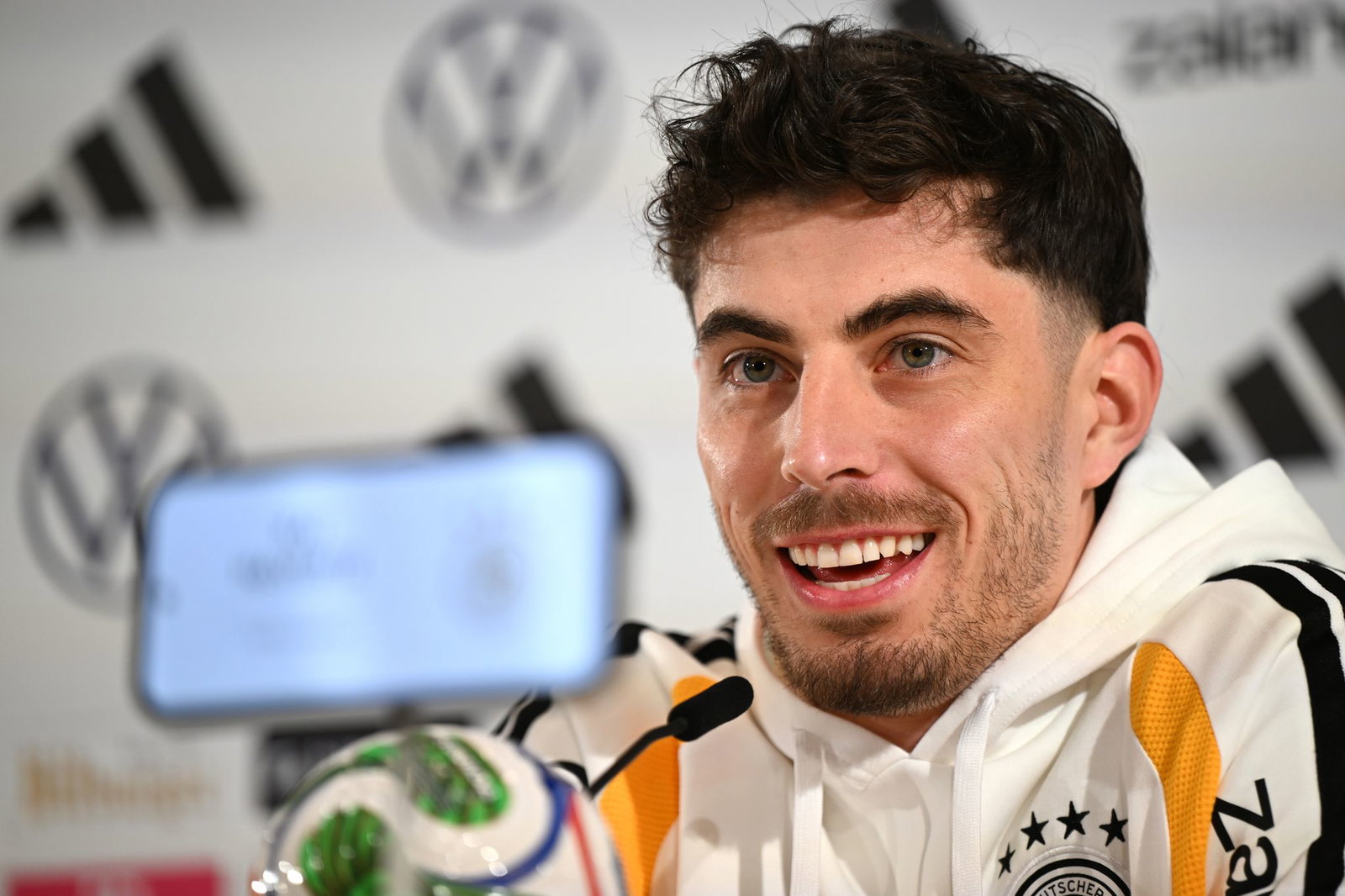 Kai Havertz spricht bei der DFB-Pressekonferenz.