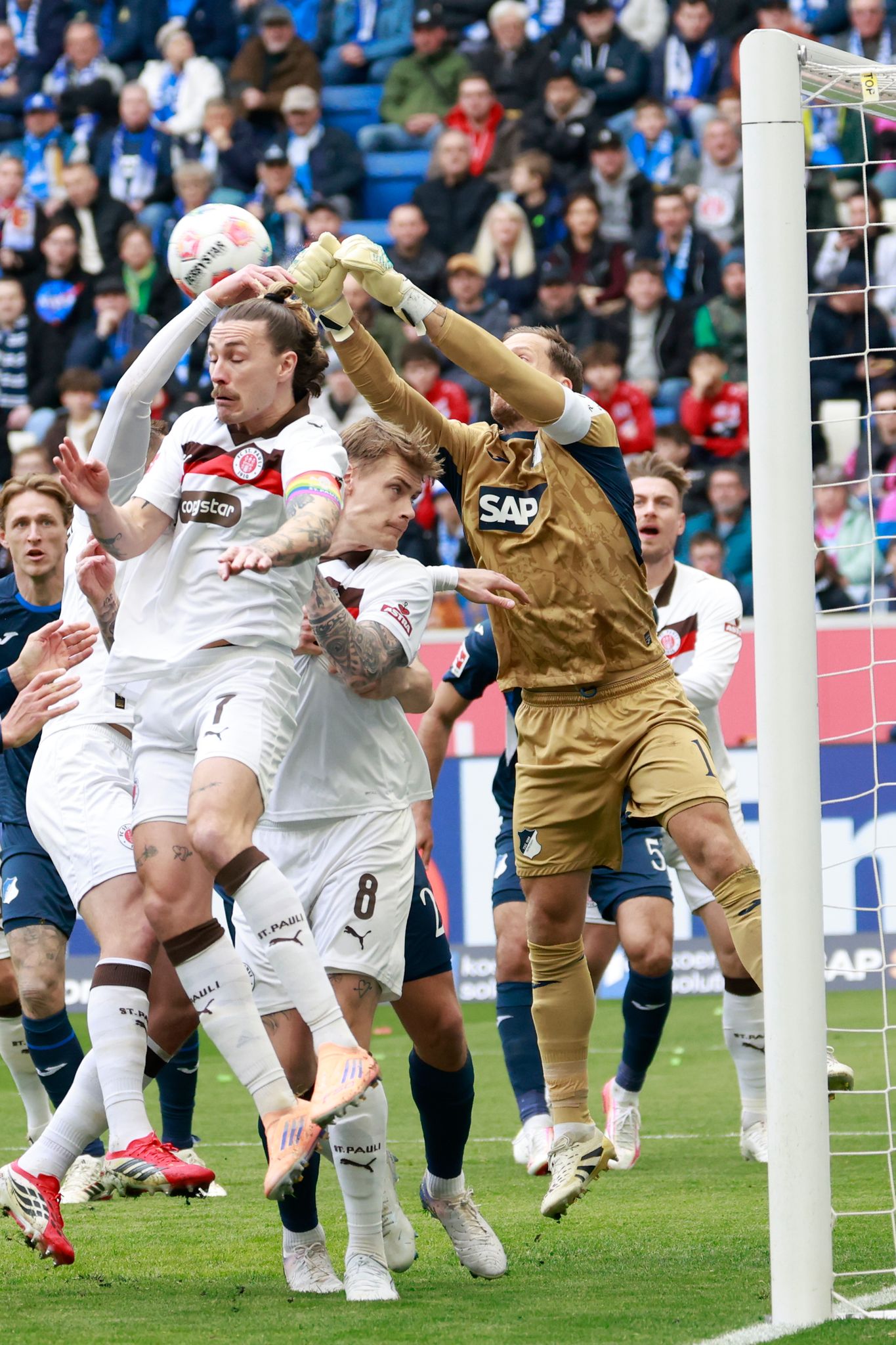 Hoffenheims Nationaltorwart Oliver Baumann bekam gegen St. Pauli unerwartet viel Arbeit.  