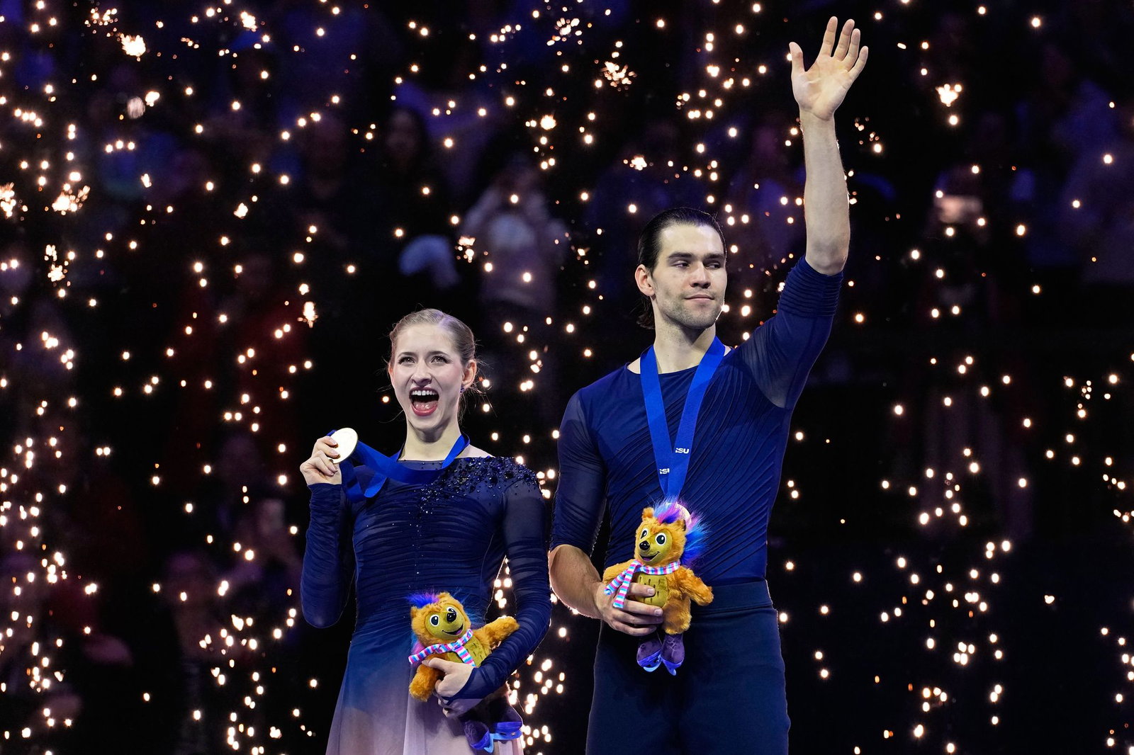 Minerva Hase (l) und Nikita Volodin holten erstmals WM-Gold im Paarlaufen.
