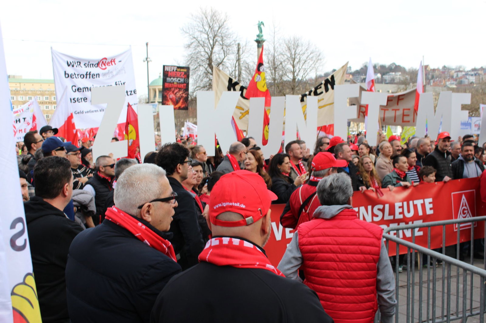 Kundgebung auf dem Stuttgarter Schlossplatz. 