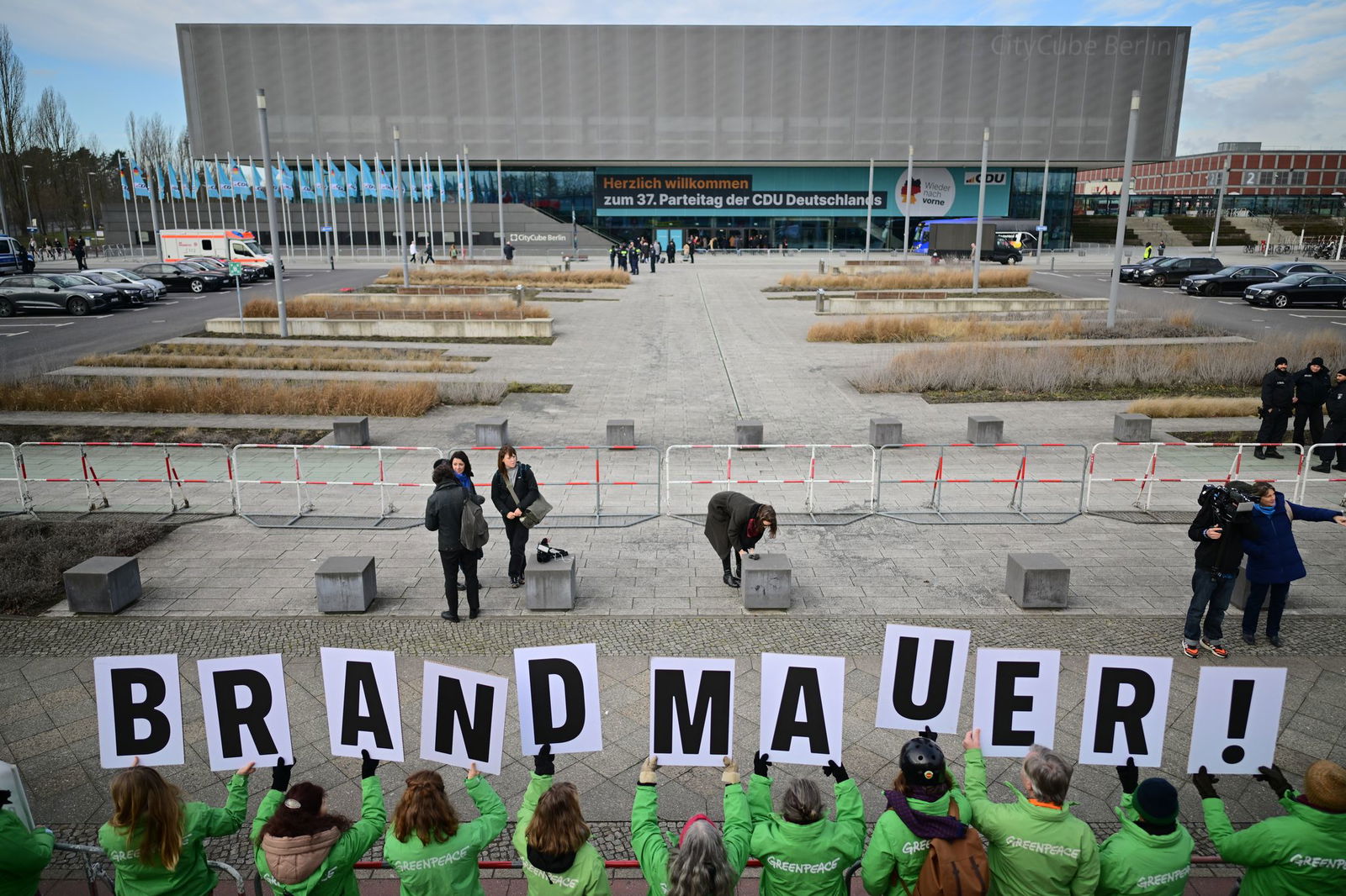 Die Brandmauer-Debatte beschäftigt die Unionsparteien seit Monaten immer wieder: Hier demonstrierten Greenpeace-Mitglieder vor Beginn des 37. Bundesparteitags der CDU in Berlin. (Archivbild)