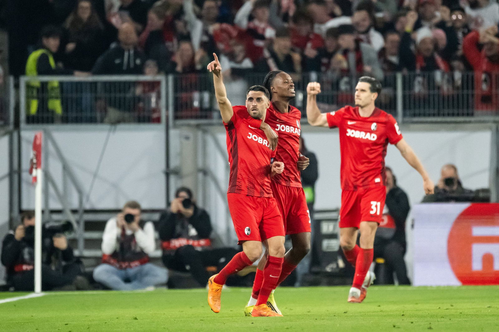 Vincenzo Grifo (M) ist nun alleiniger Freiburger Rekordtorschütze