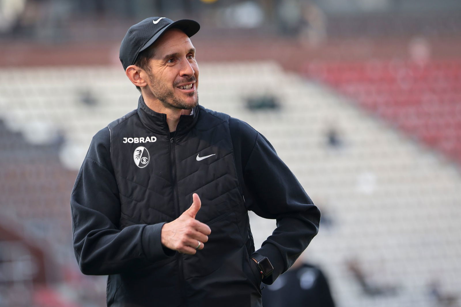 Kam zu spät zur Pressekonferenz nach dem Spiel beim FC St. Pauli: Freiburgs Trainer Julian Schuster.   