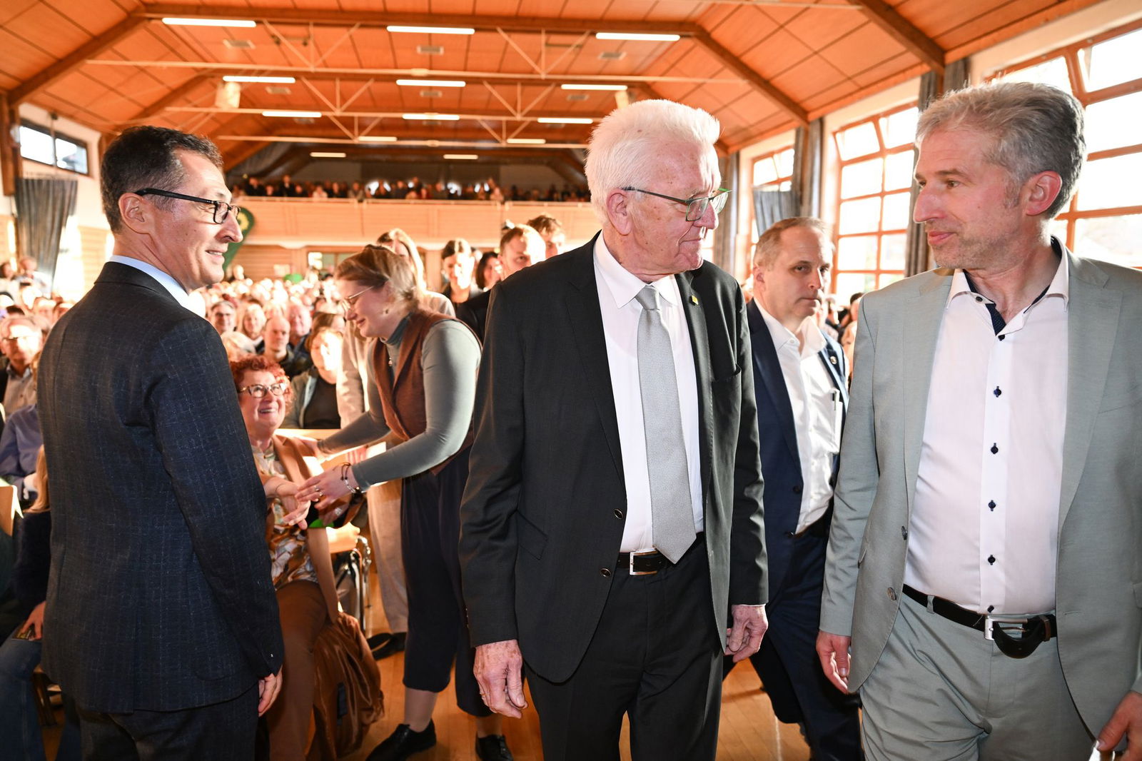 OB Palmer, hier rechts neben Grünen-Spitzenkandidat Cem Özdemir und Ministerpräsident Winfried Kretschmann, wurde während einer Wahlkampfveranstaltung angezeigt. 