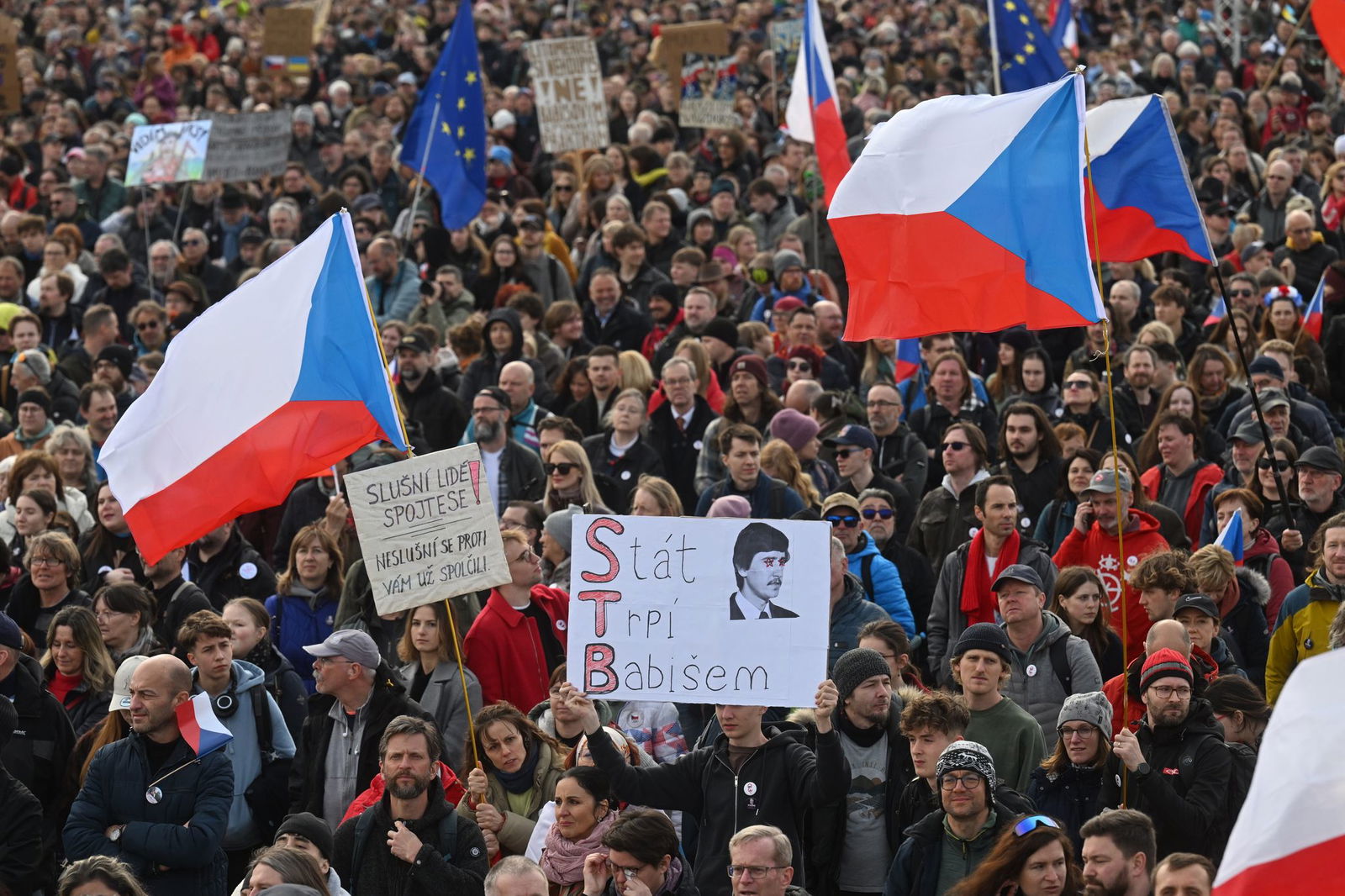 Zehntausende Menschen nehmen an der Kundgebung unter dem Motto «Wir lassen uns die Zukunft nicht stehlen.