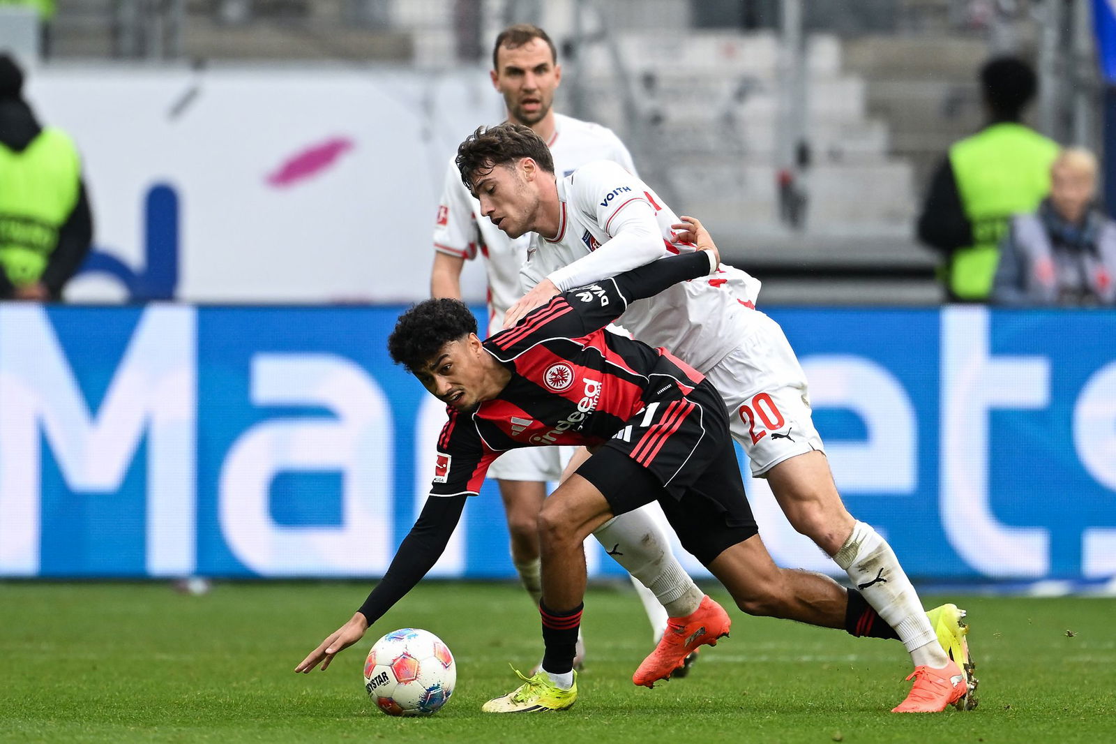 Die erste Hälfte zwischen Eintracht Frankfurt um Nathaniel Brown (vorne) und dem 1. FC Heidenheim um Luca Kerber war nichts für Feinschmecker.