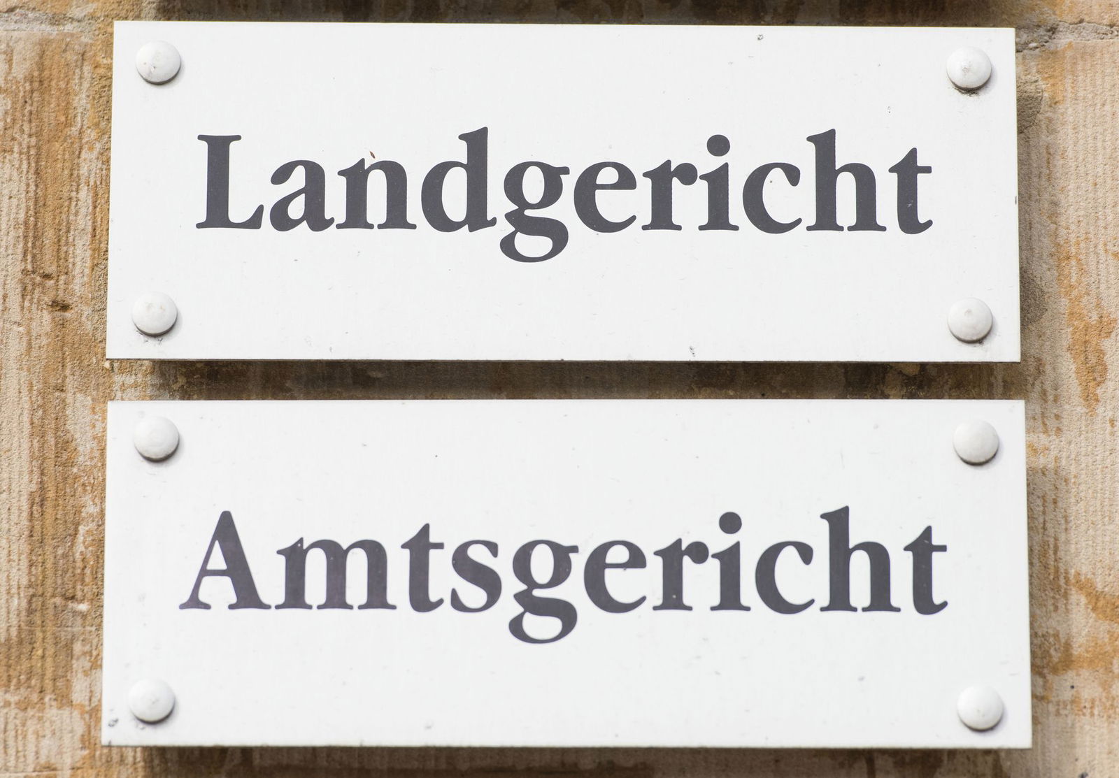 Der Mann hatte seine Nachricht auf der öffentlich zugänglichen Facebook-Seite der Stadt Landau hinterlassen. (Archivbild)