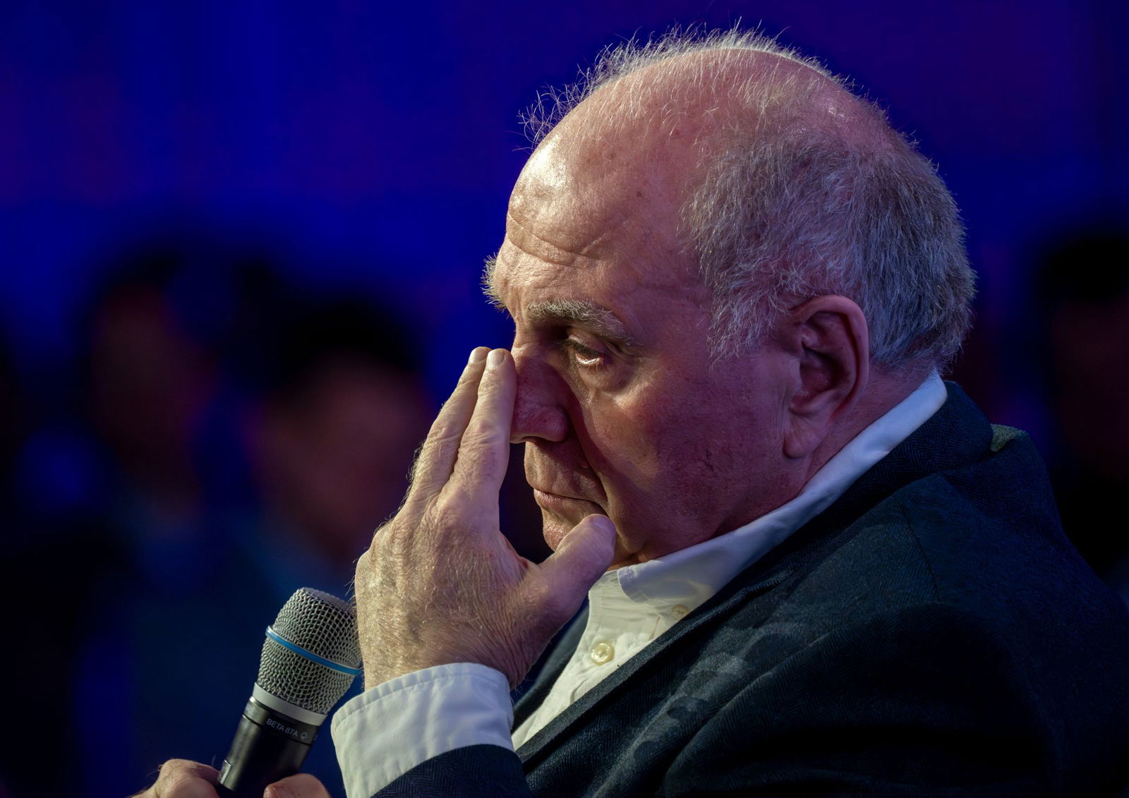 Bayern Münchens Ehrenpräsident Uli Hoeneß kritisiert die Leistung des Schiedsrichters scharf. (Archivbild)