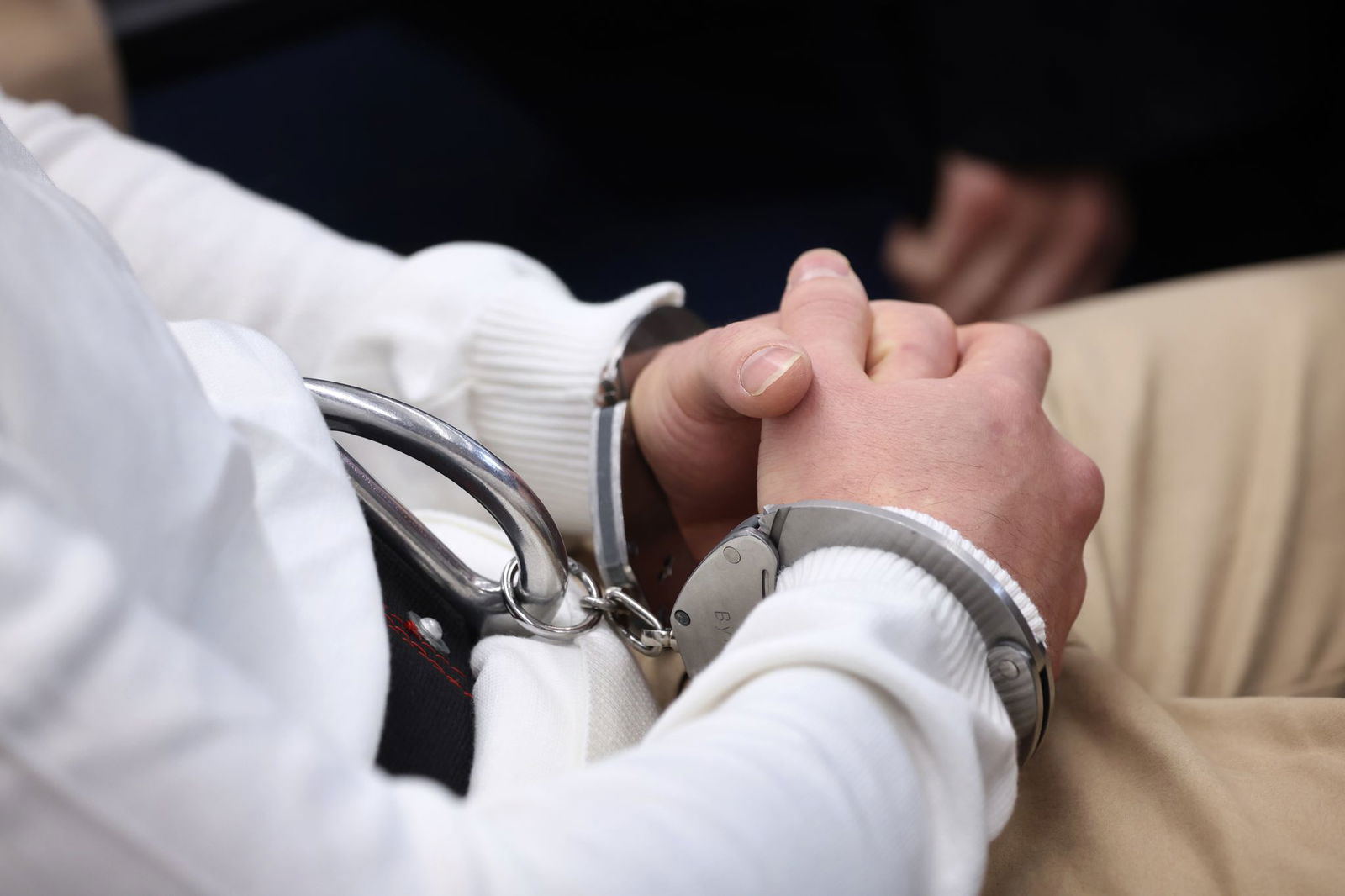 Der Angeklagte wurde gefesselt in den Gerichtssaal gebracht.