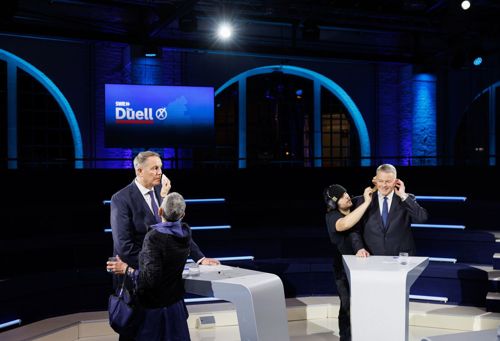 Die beiden Spitzenkandidaten von SPD und CDU treffen in der Live-Sendung aufeinander.